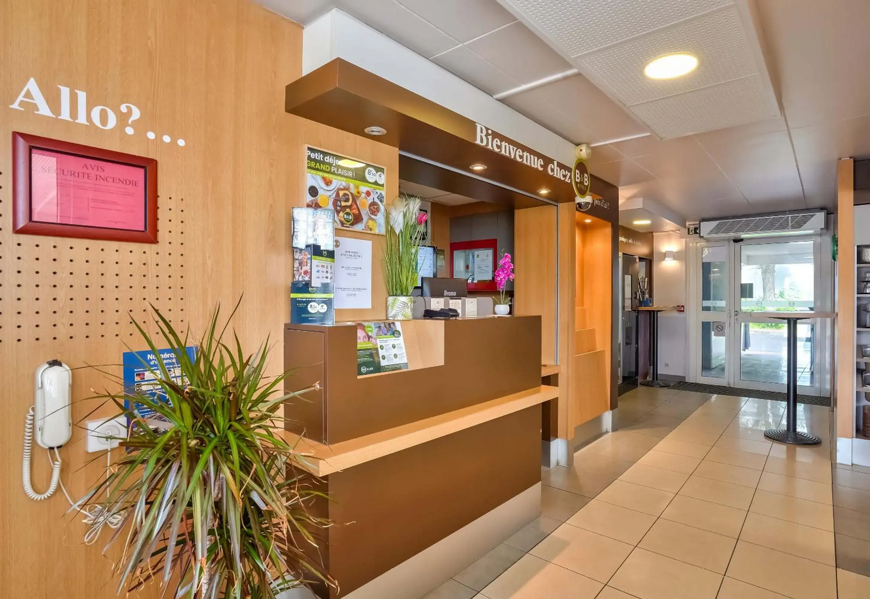 Lobby or reception in B&B HOTEL Herblay Lobby or reception in B&B HOTEL Herblay