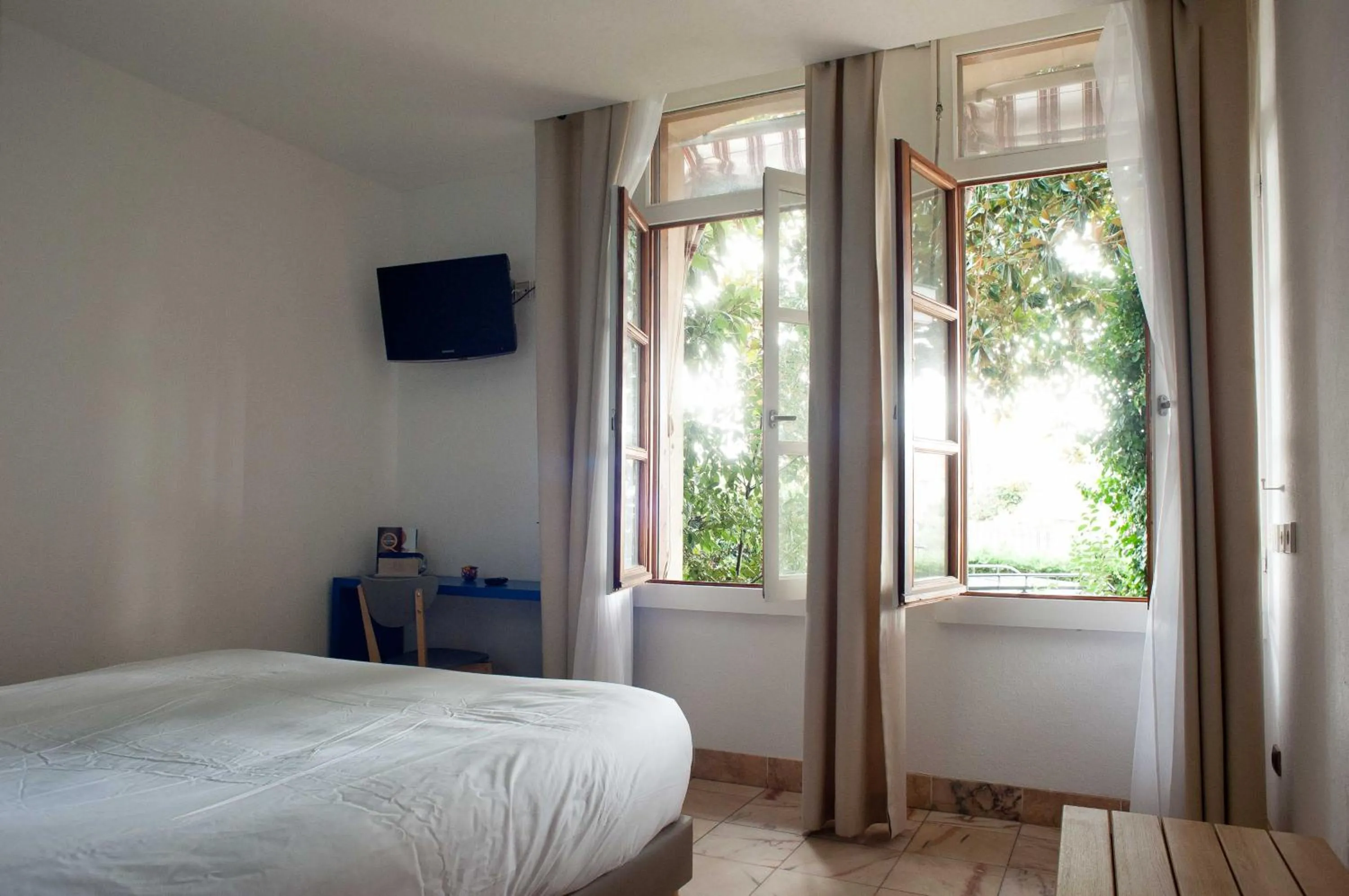 Bed in Hôtel Le Dauphin