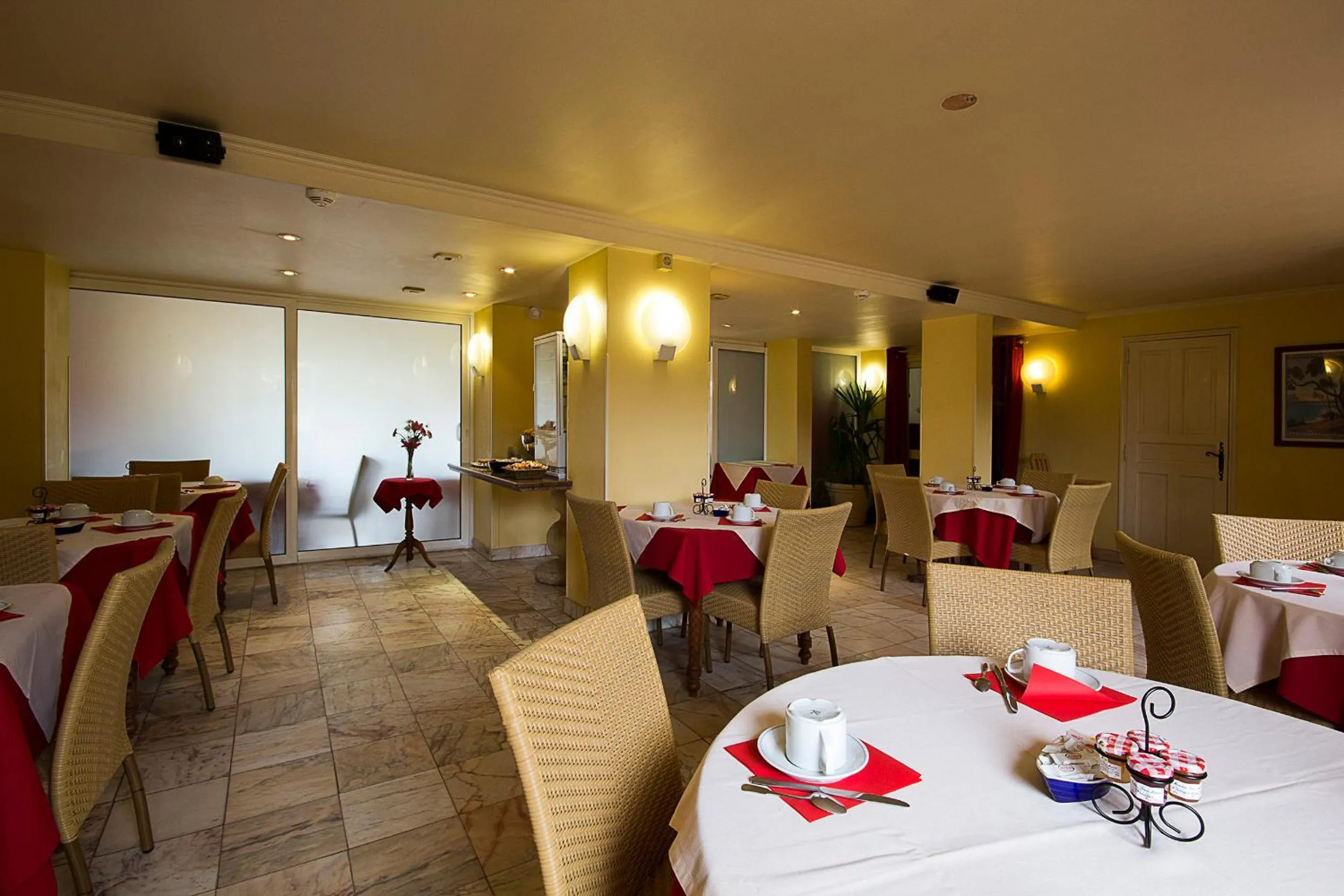 Restaurant/places to eat in Hôtel Le Dauphin