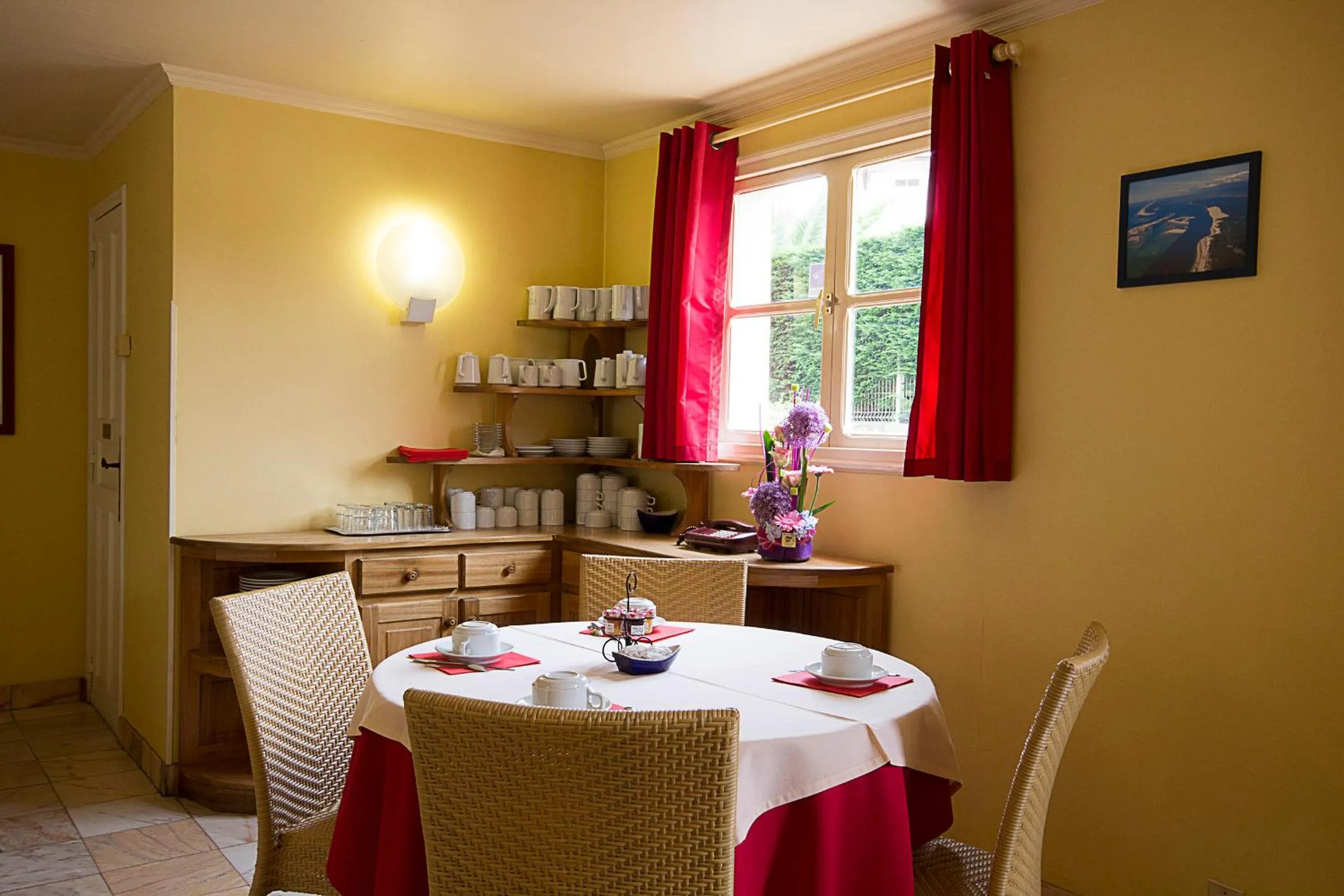 Restaurant/places to eat in Hôtel Le Dauphin