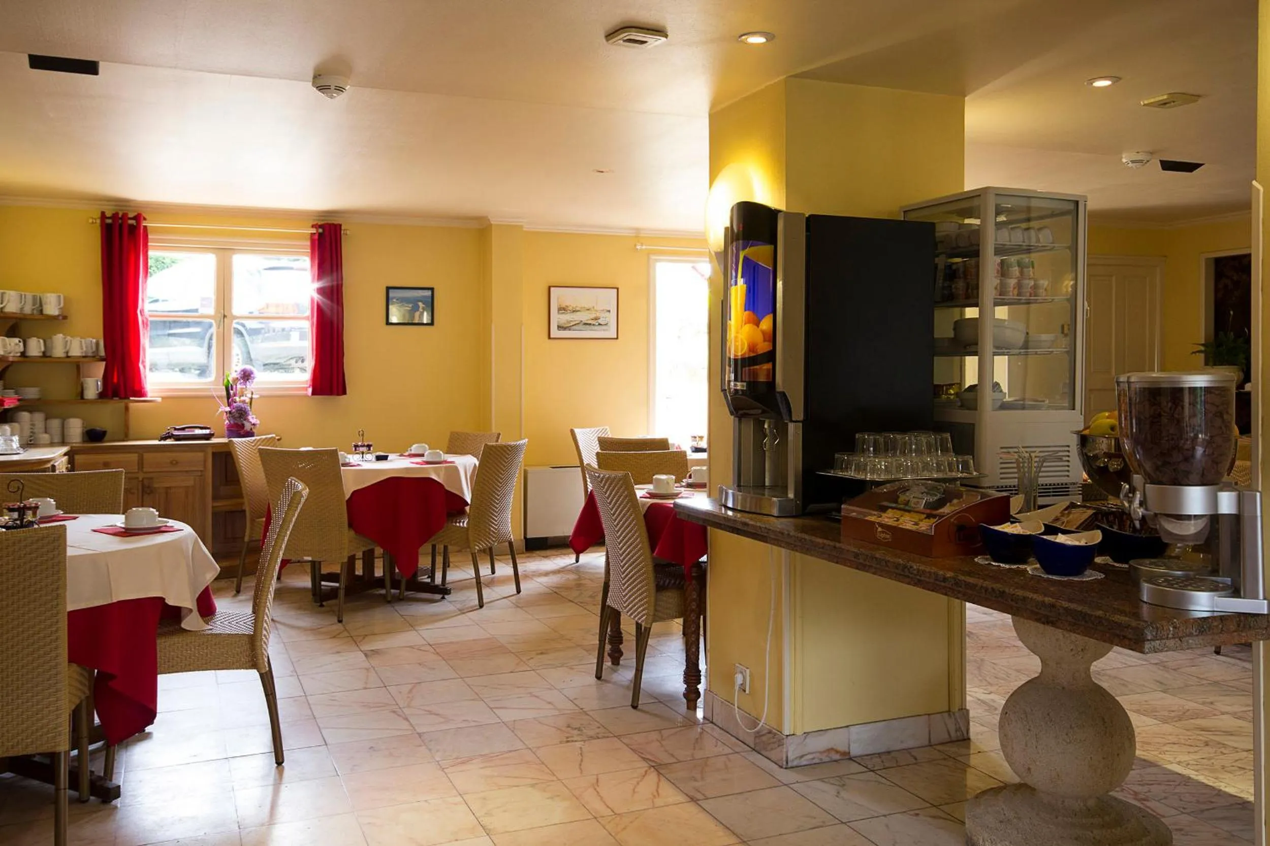 Restaurant/places to eat in Hôtel Le Dauphin