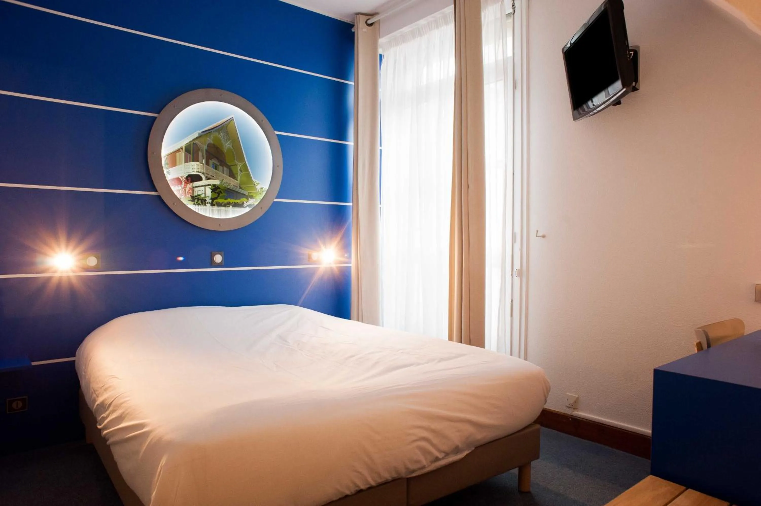 Bed in Hôtel Le Dauphin