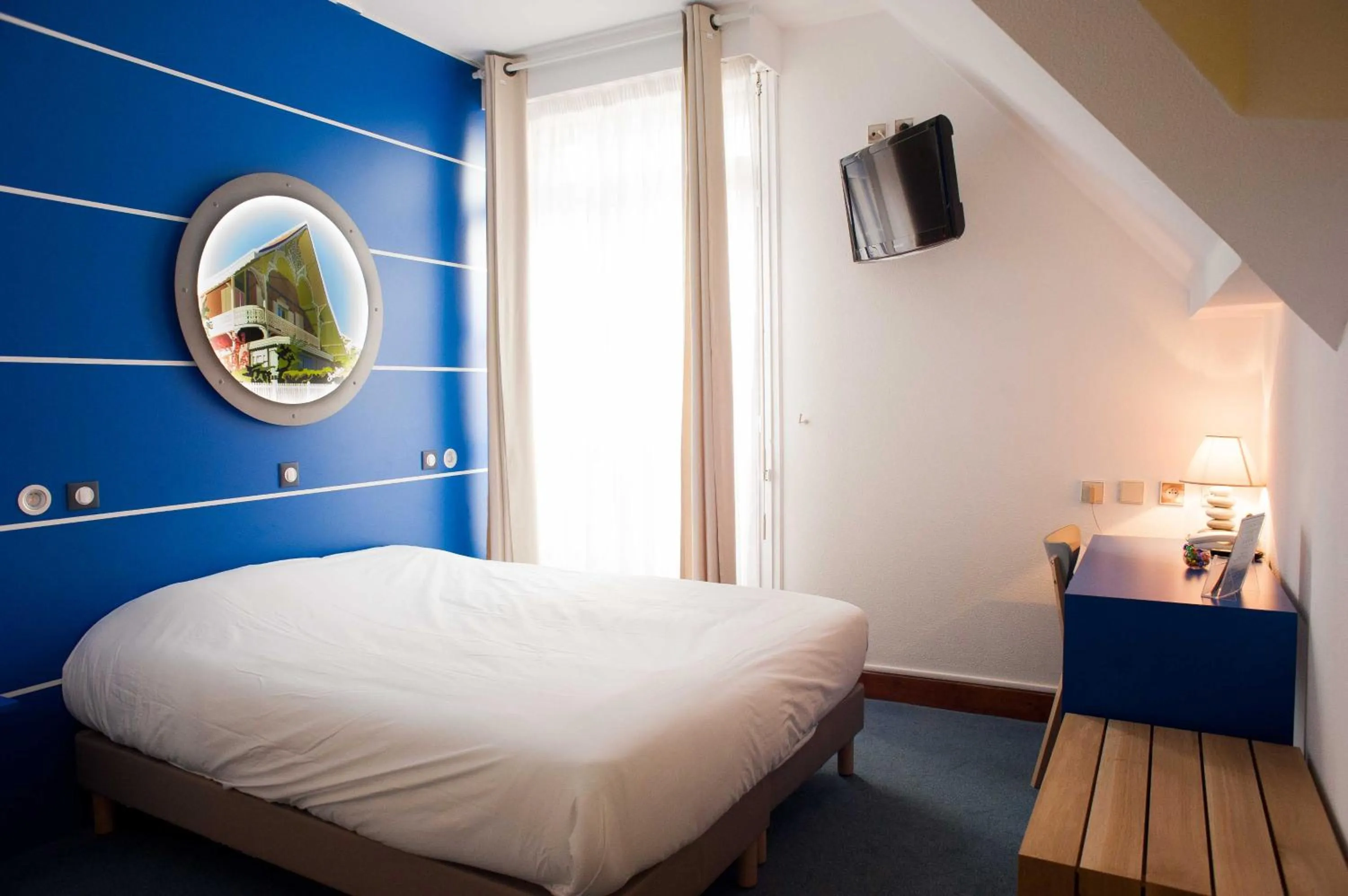 Photo of the whole room, Bed in Hôtel Le Dauphin