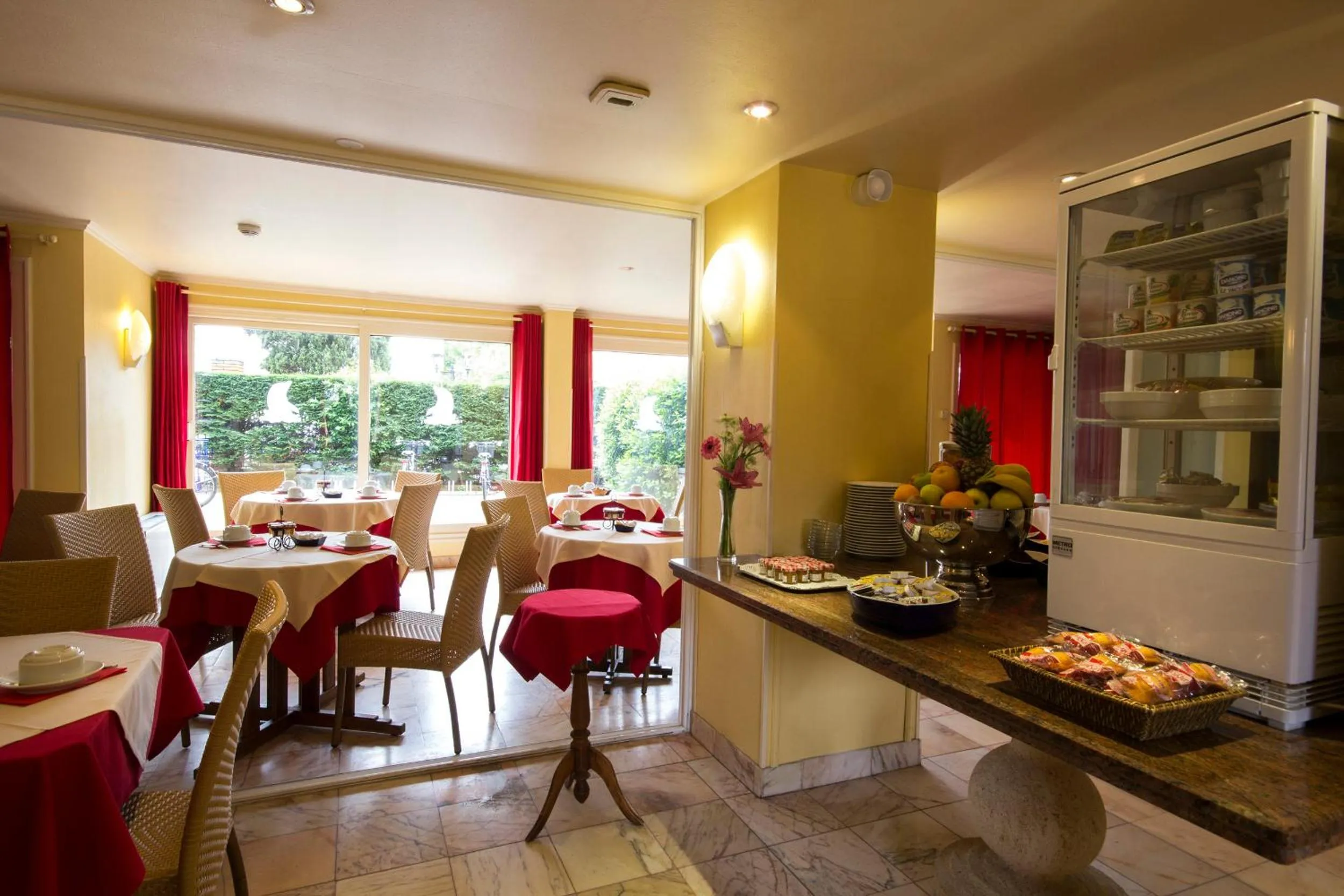 Restaurant/places to eat in Hôtel Le Dauphin