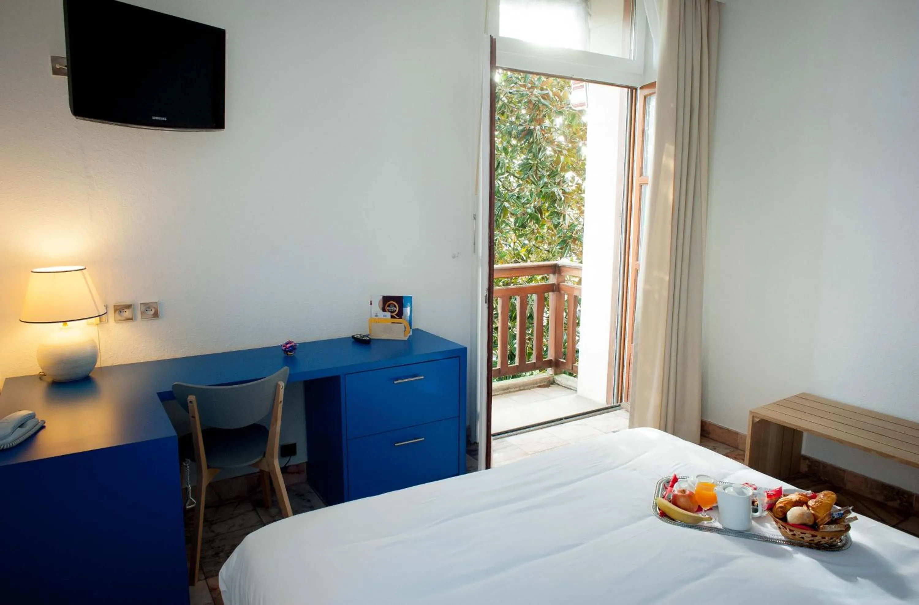 Bed in Hôtel Le Dauphin