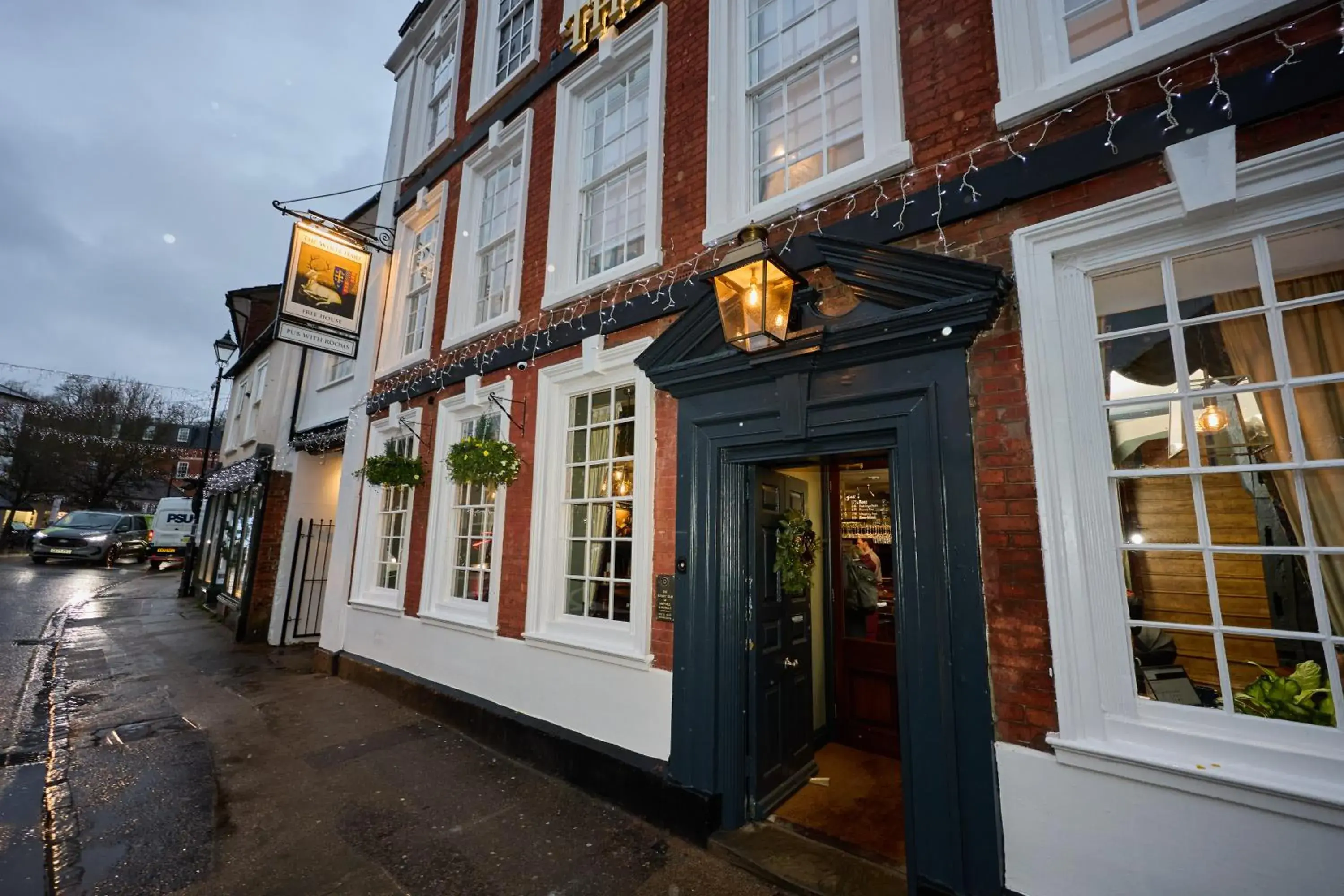 Facade/entrance in The White Hart Facade/entrance in The White Hart