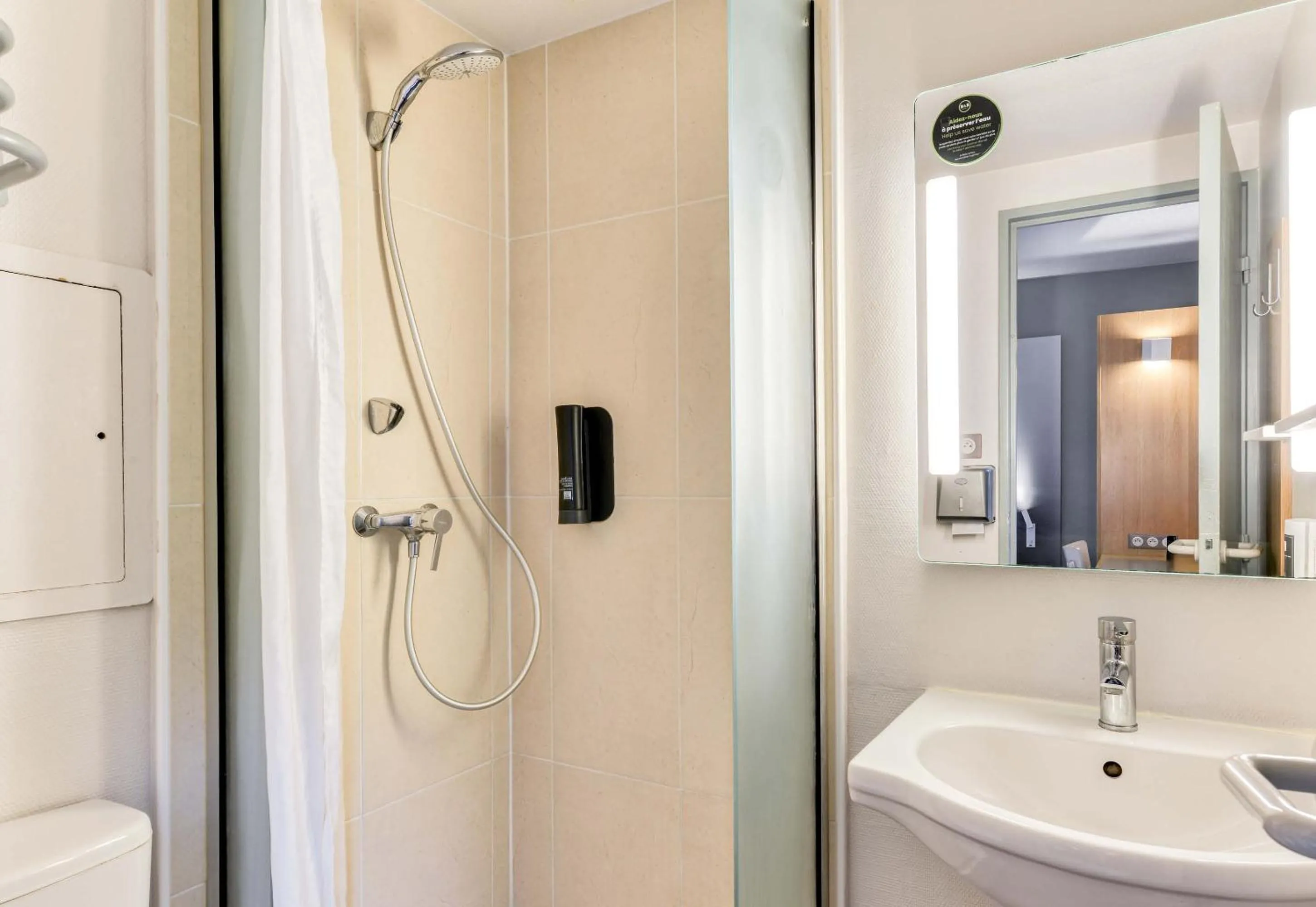 Bathroom in B&B HOTEL Narbonne 1