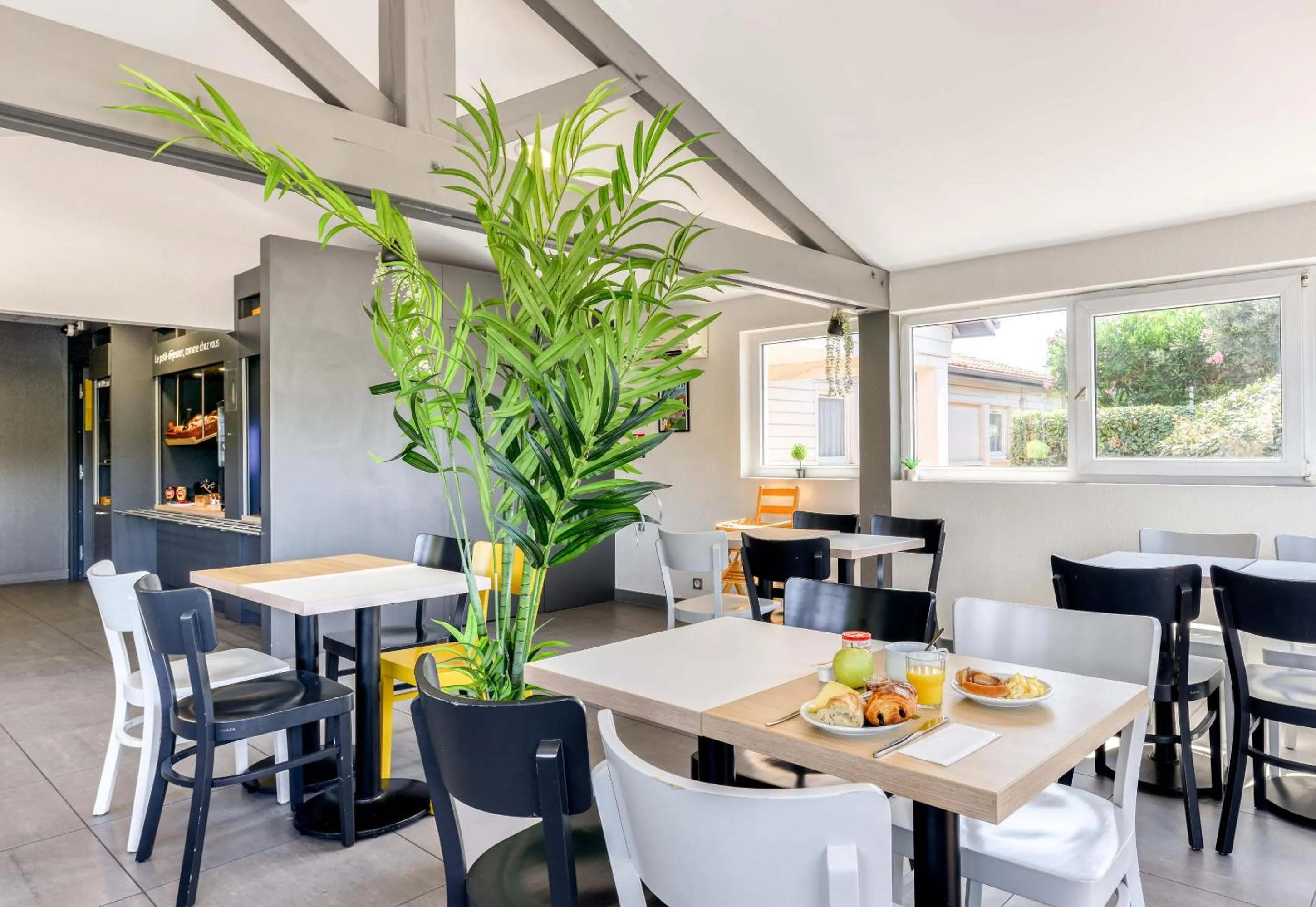 Restaurant/places to eat in B&B HOTEL Narbonne 1