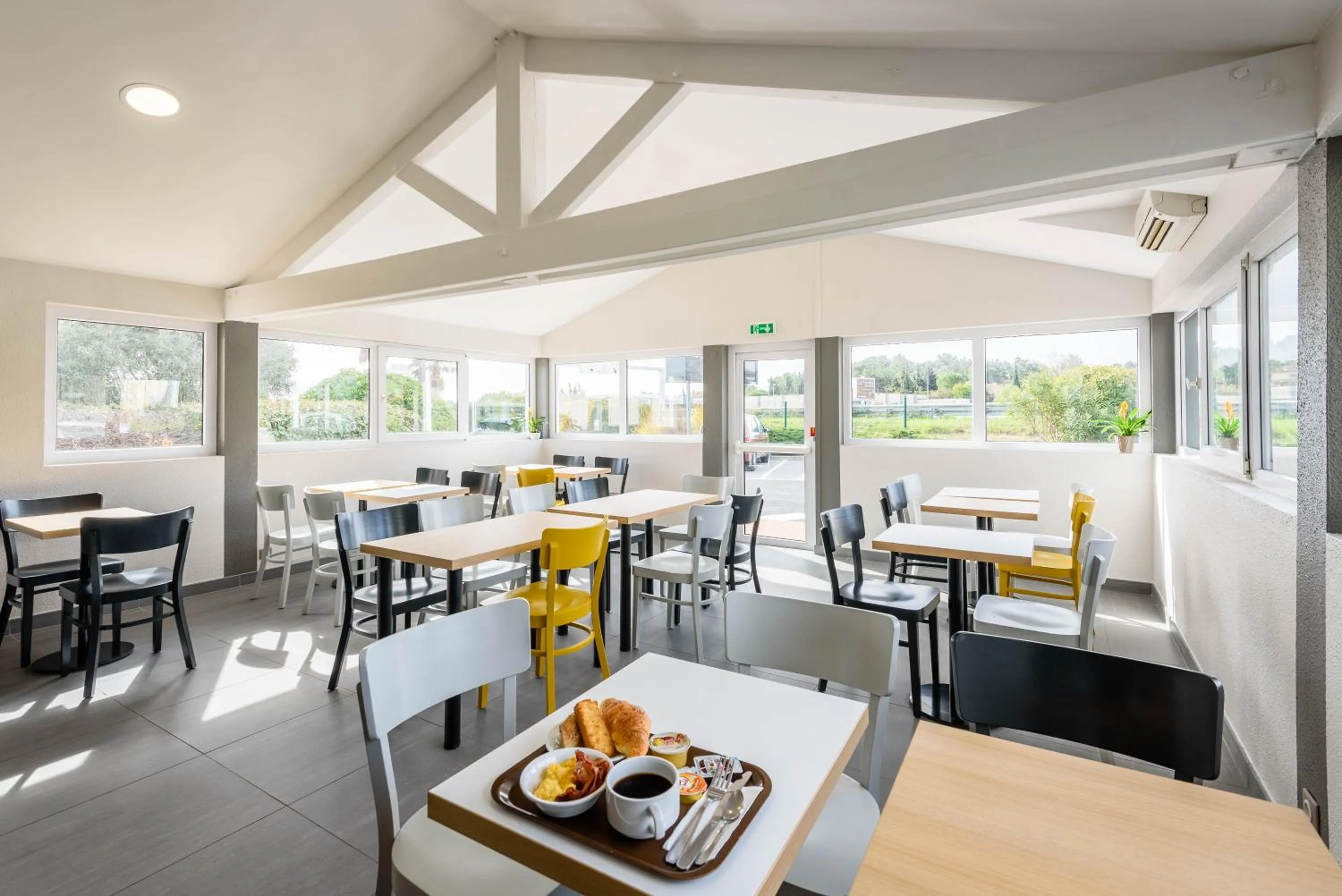 Restaurant/places to eat in B&B HOTEL Narbonne 1