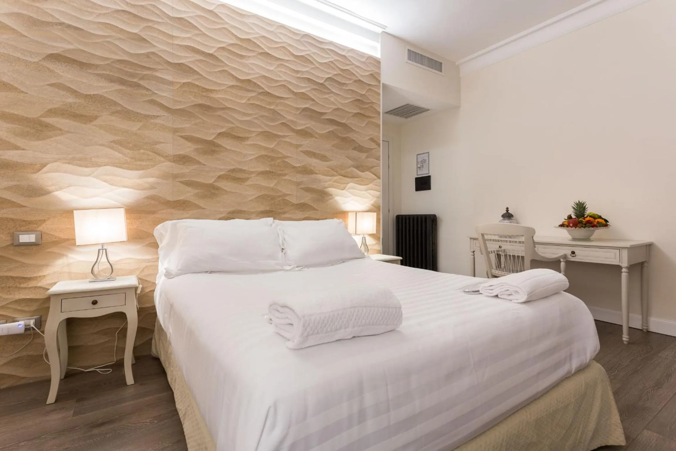 Photo of the whole room, Bed in My Spanishsteps