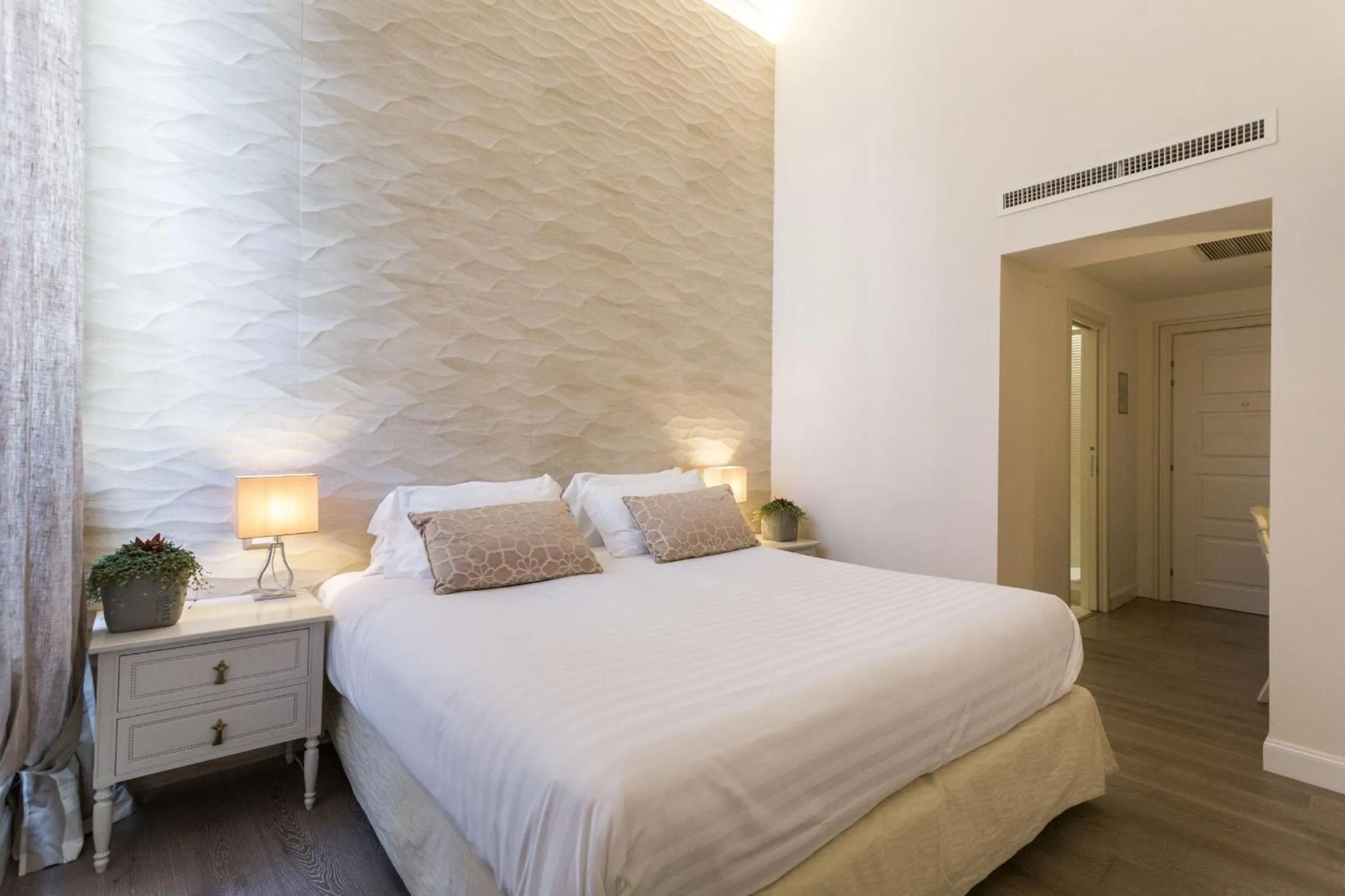 Photo of the whole room, Bed in My Spanishsteps