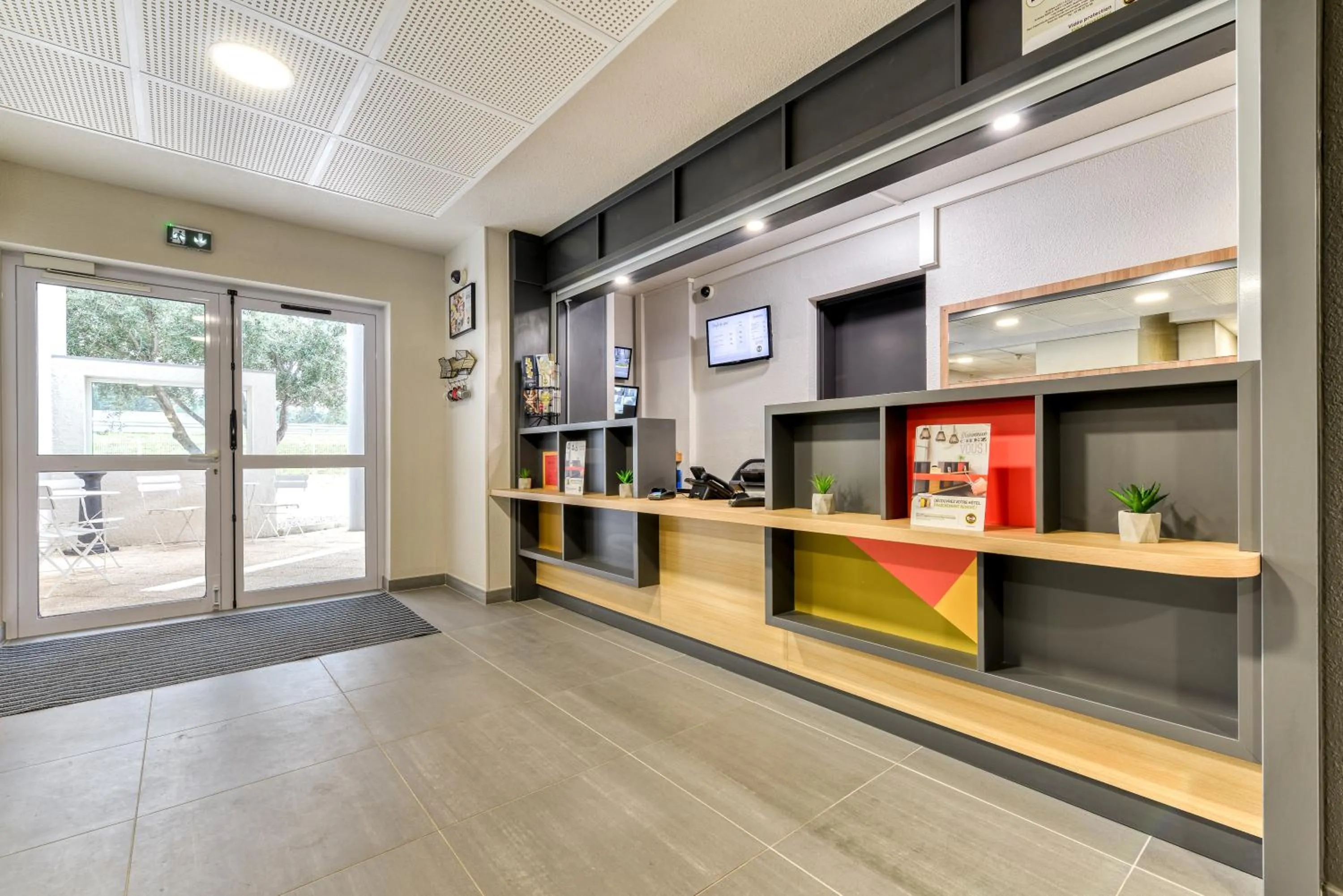 Lobby or reception in B&B HOTEL Narbonne 2