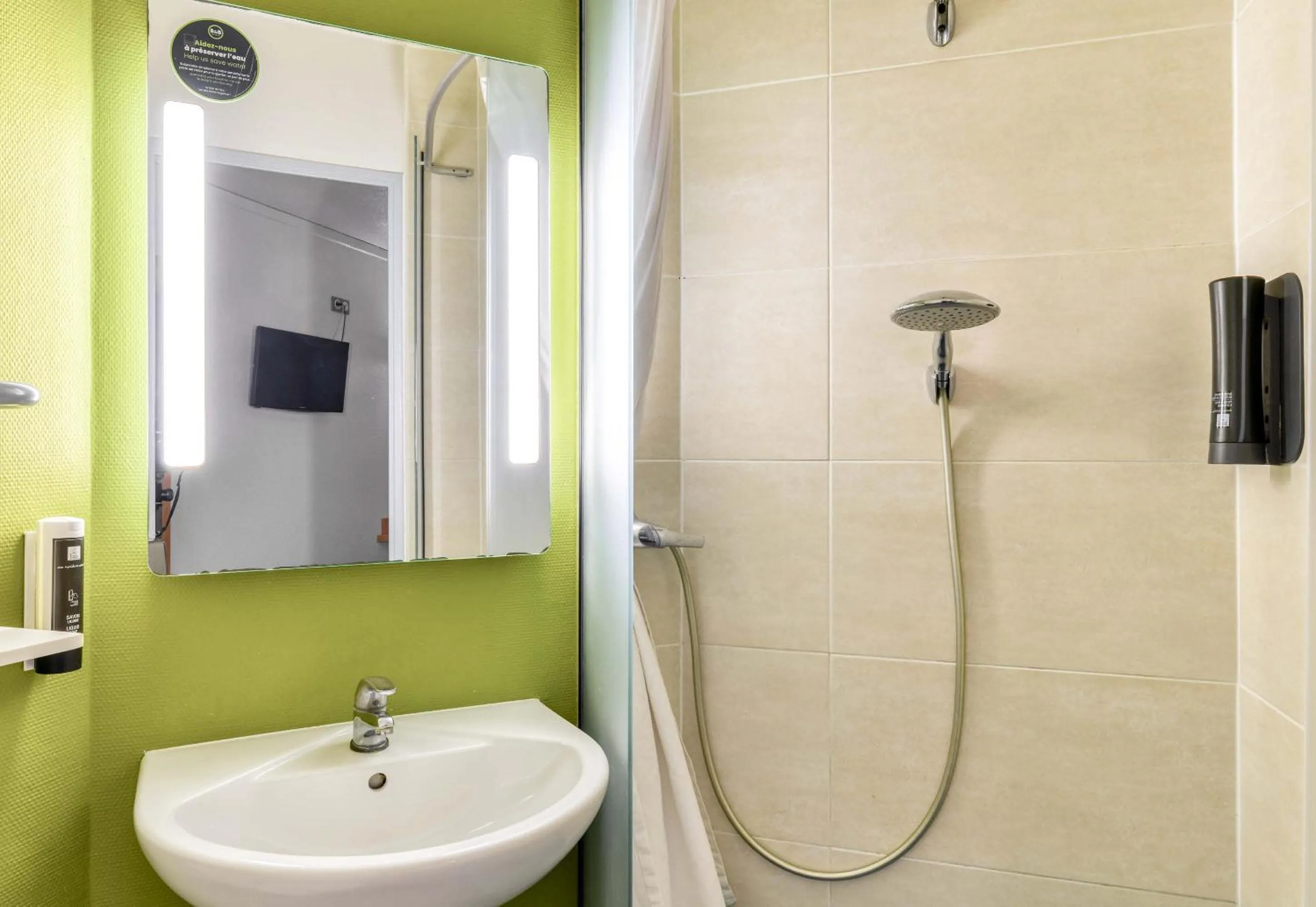 Bathroom in B&B HOTEL Narbonne 2