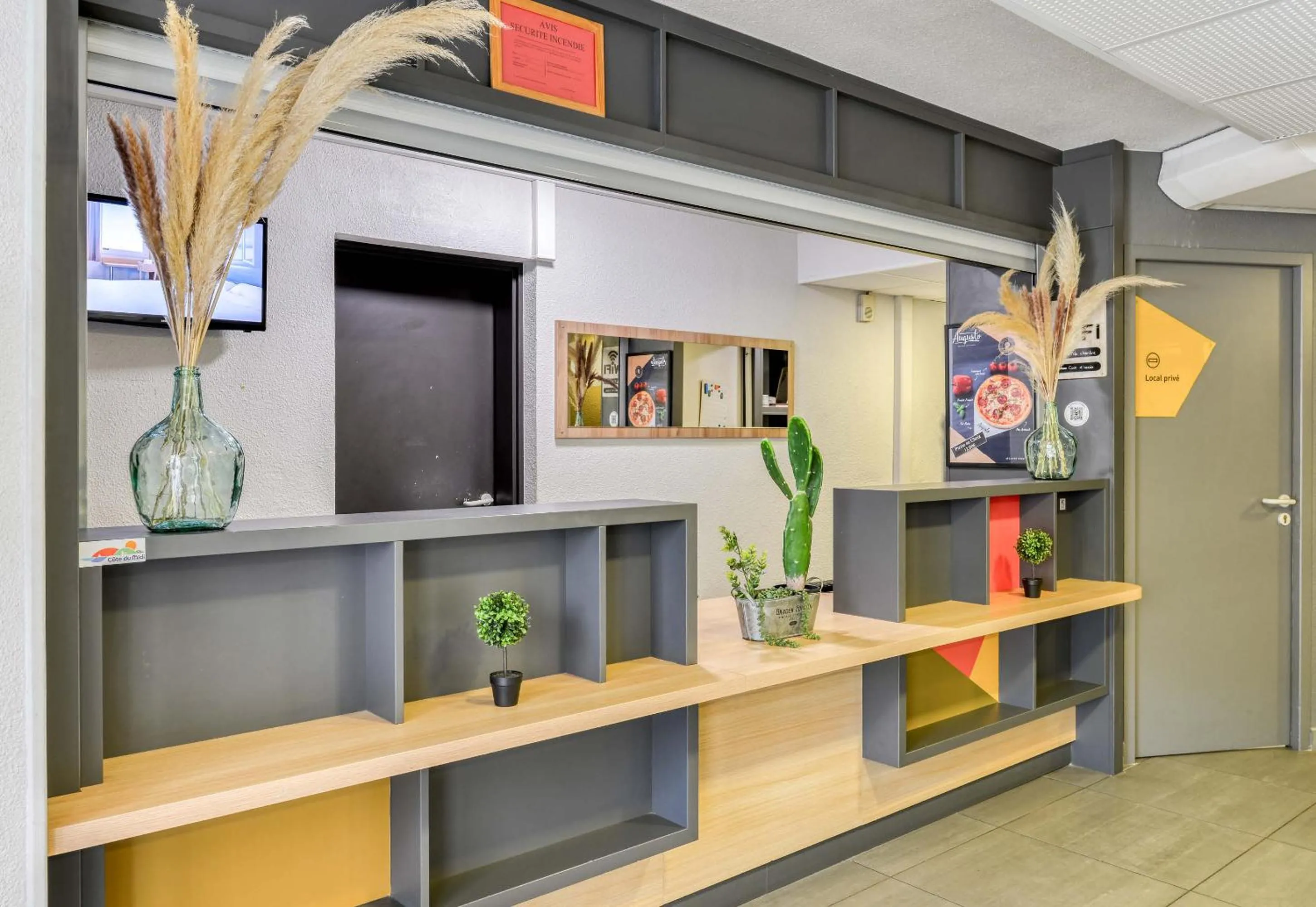 Lobby or reception in B&B HOTEL Narbonne 2