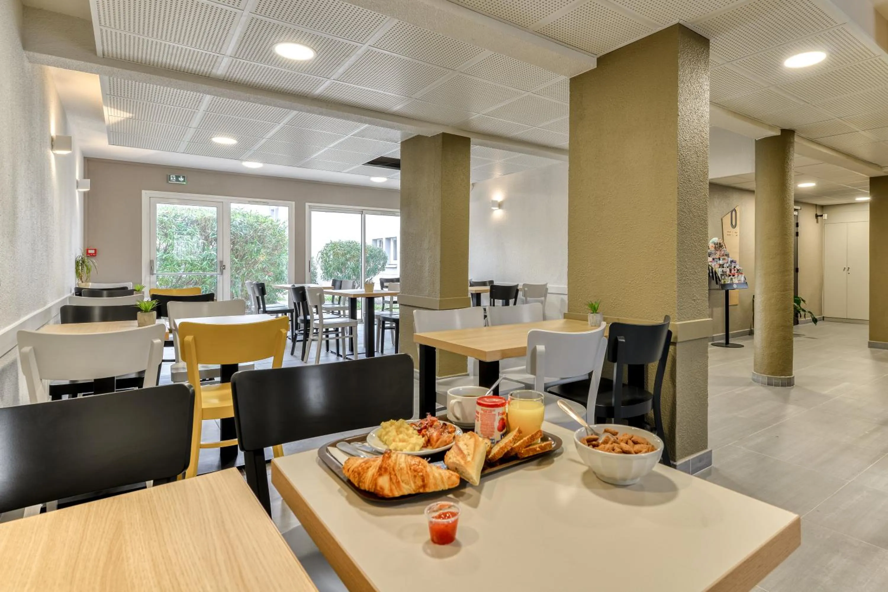 Buffet breakfast in B&B HOTEL Narbonne 2