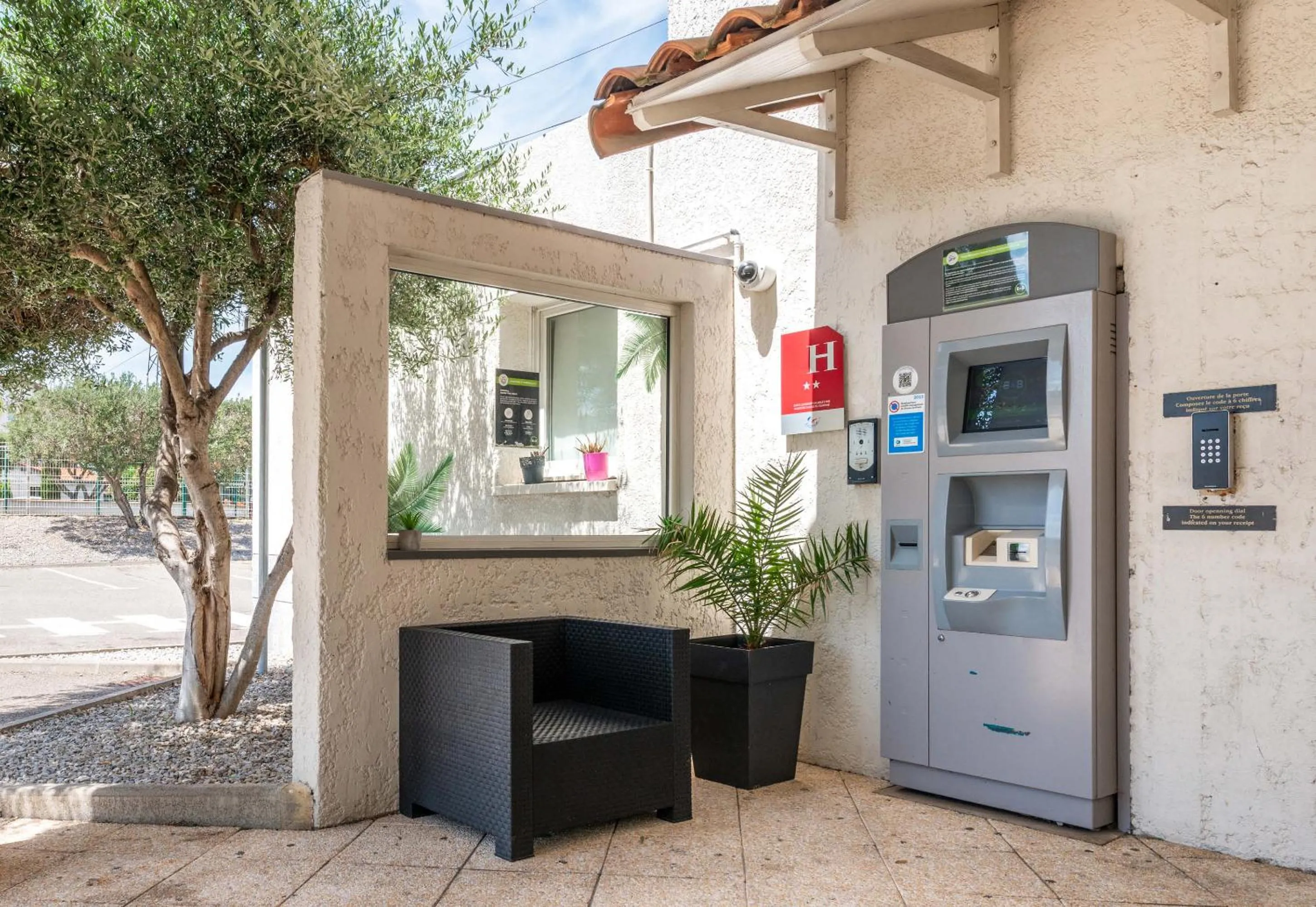 Facade/entrance in B&B HOTEL Narbonne 2