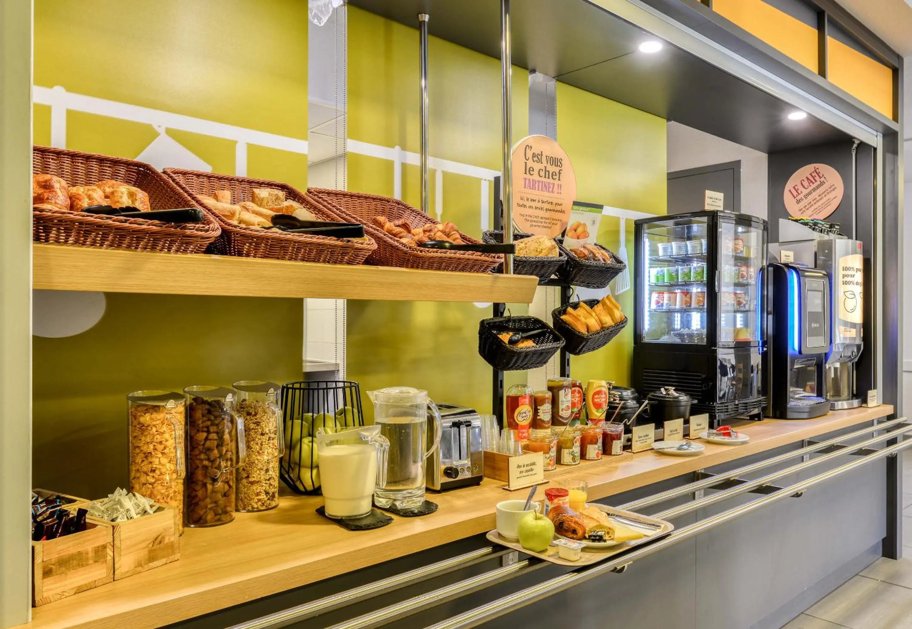 Buffet breakfast in B&B HOTEL Narbonne 2