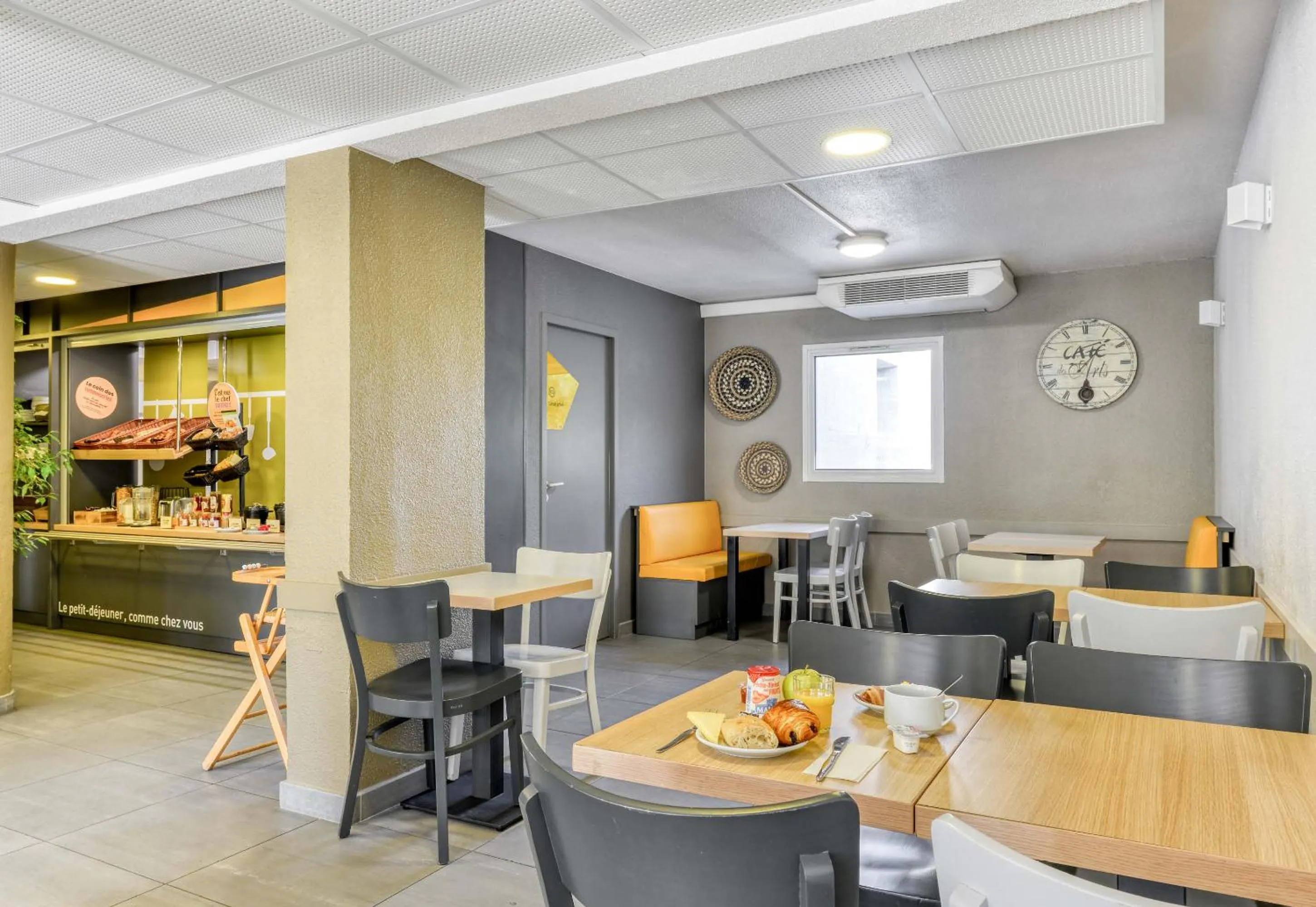 Restaurant/places to eat in B&B HOTEL Narbonne 2