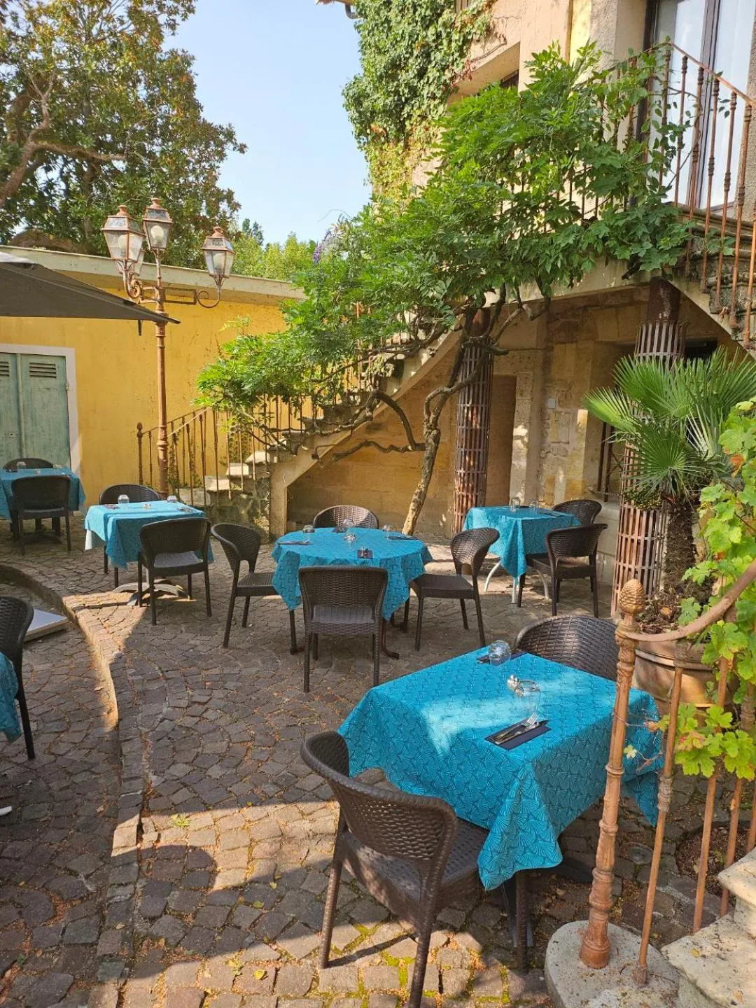 Garden view in Logis hotel Noemys Gradignan