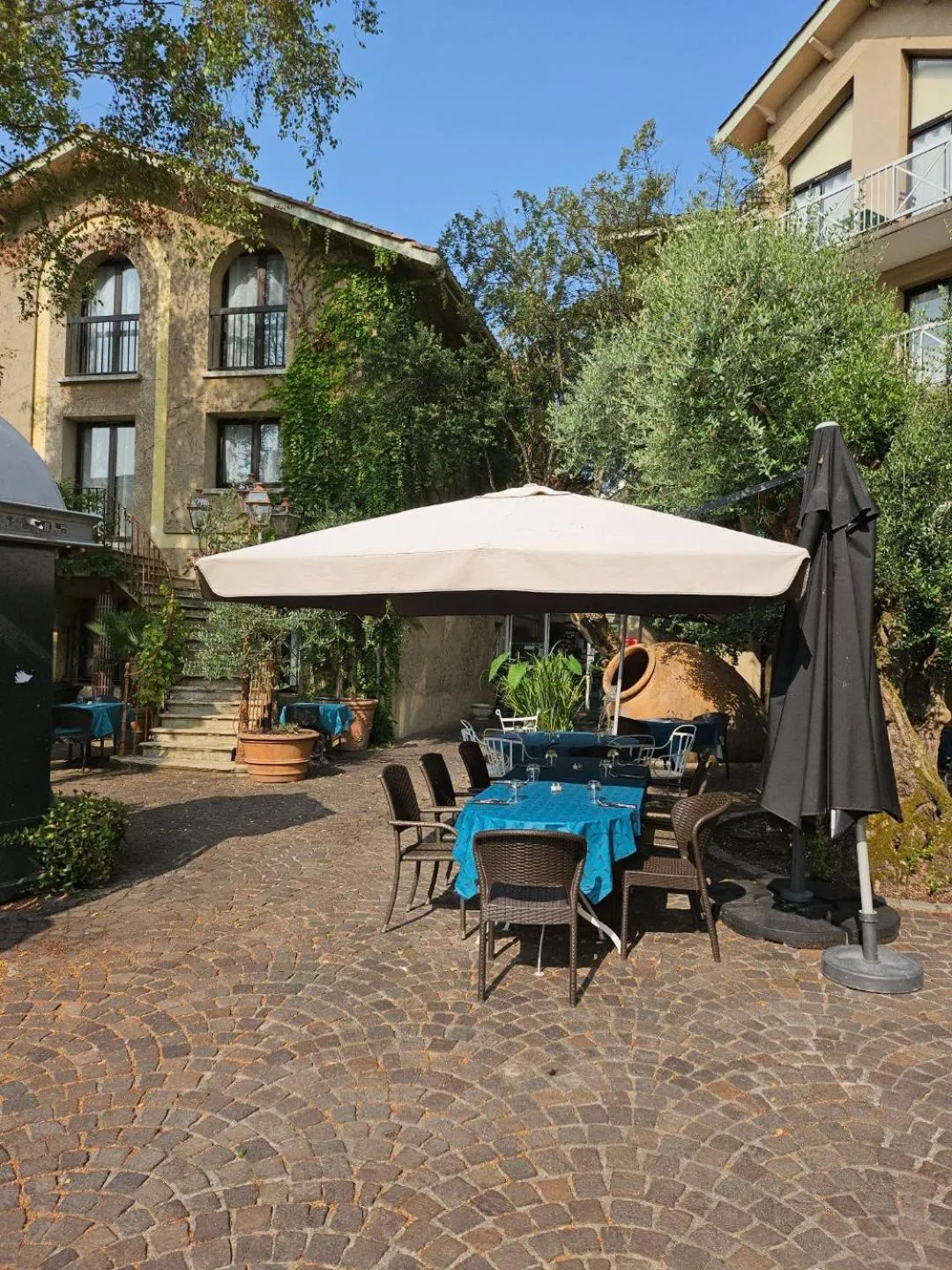 Garden view in Logis hotel Noemys Gradignan