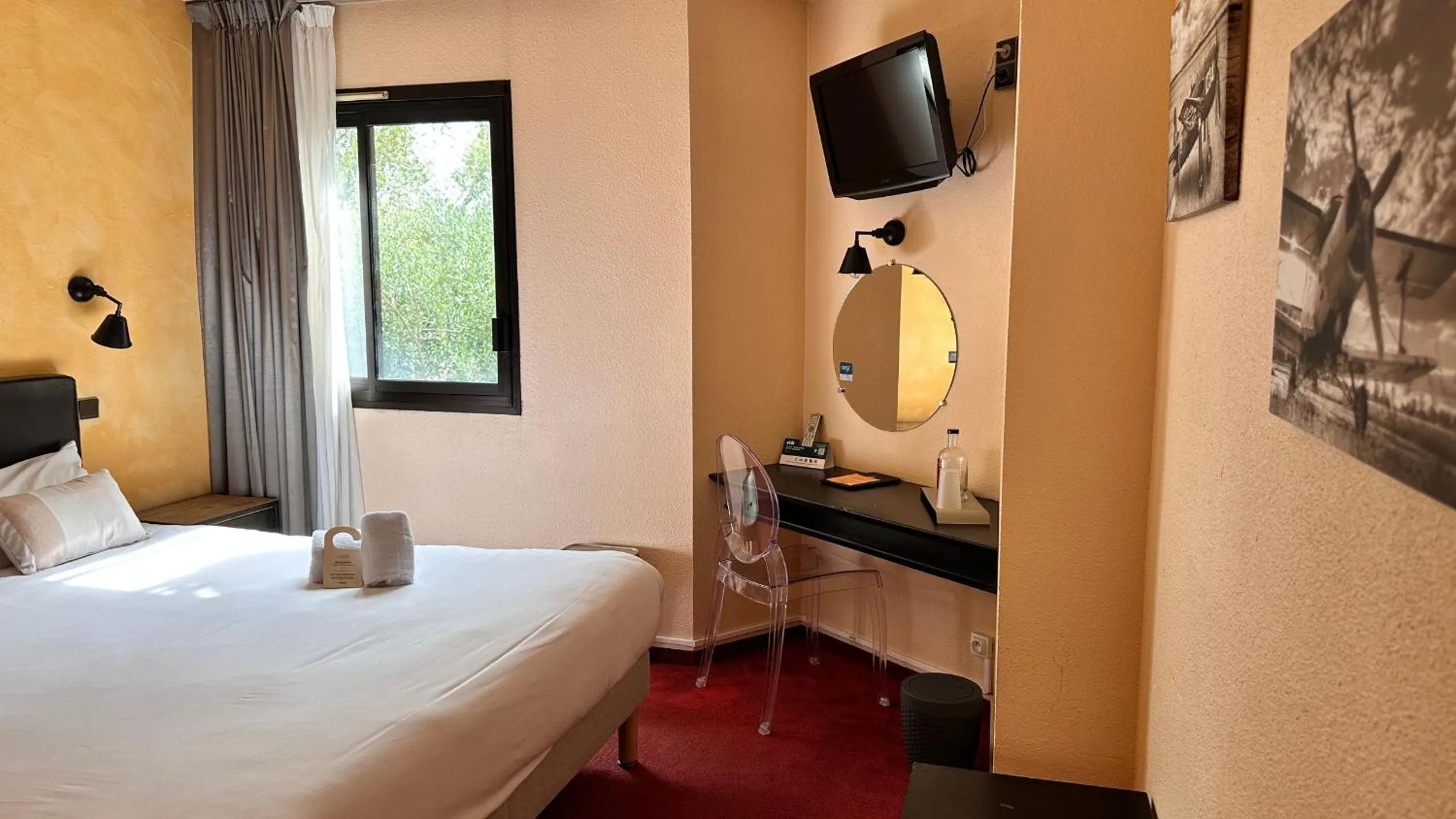 Bedroom, Bed in Logis hotel Noemys Gradignan