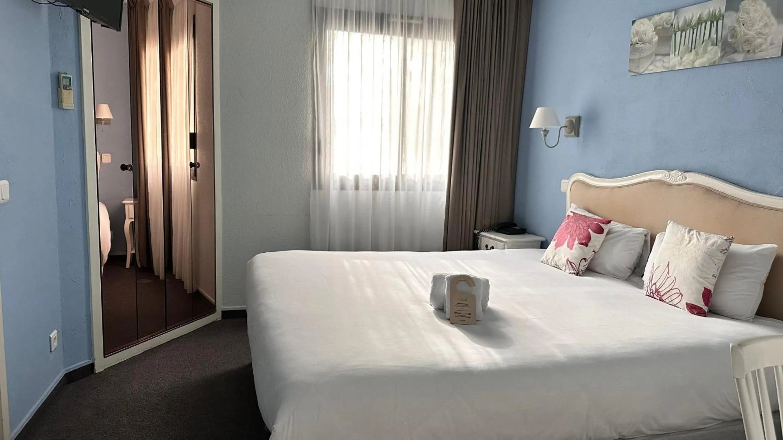 Bedroom, Bed in Logis hotel Noemys Gradignan