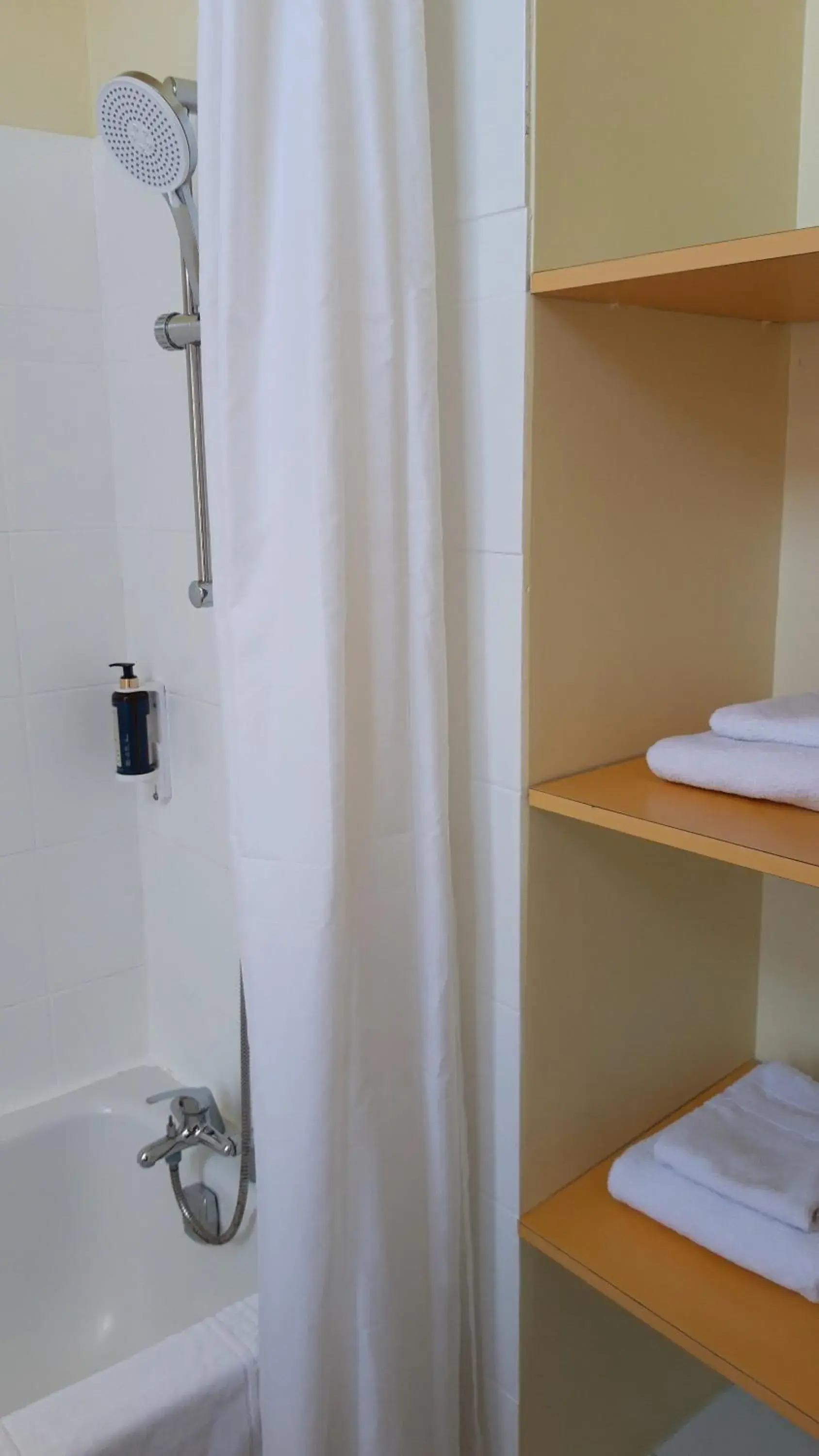 Bathroom in Logis hotel Noemys Gradignan Bathroom in Logis hotel Noemys Gradignan