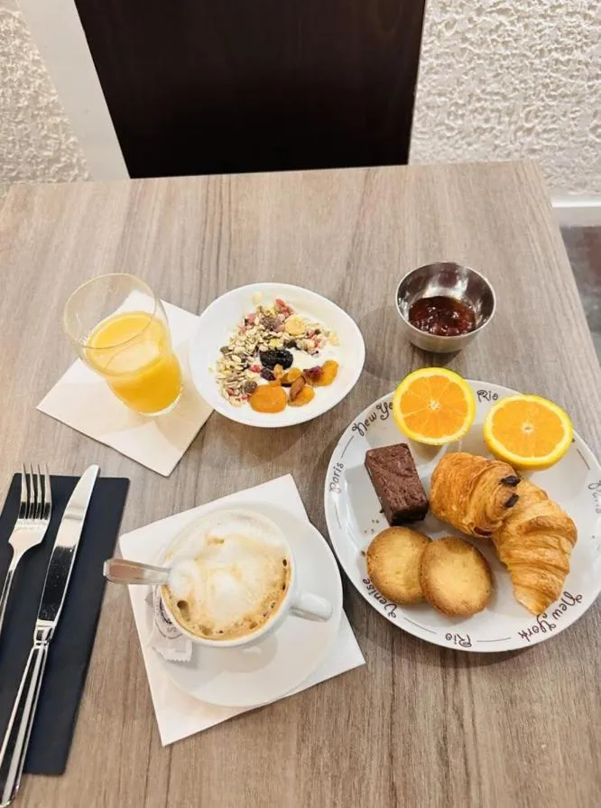 Breakfast in Logis hotel Noemys Gradignan