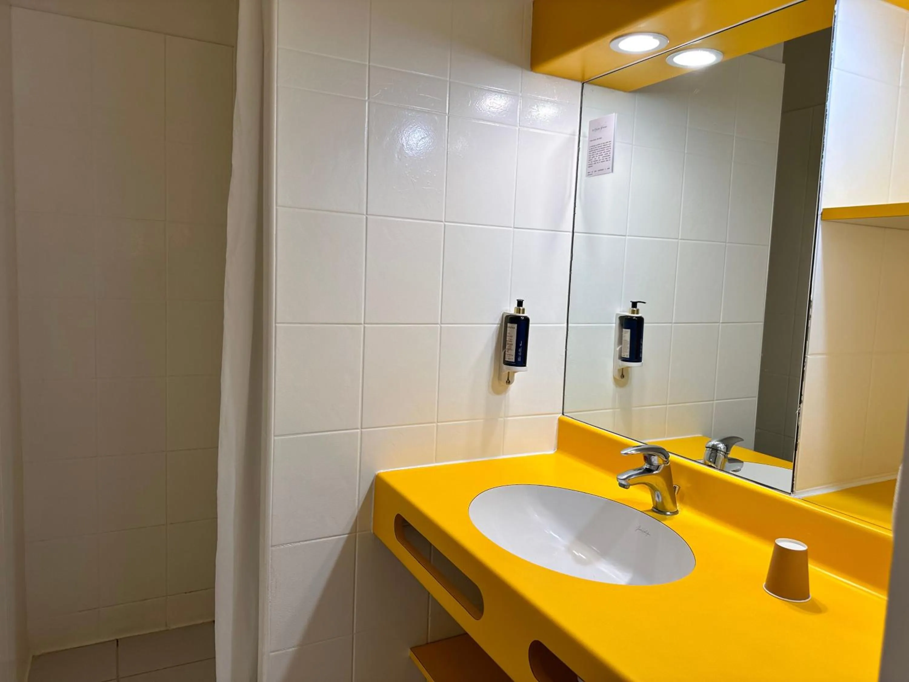 Bathroom in Logis hotel Noemys Gradignan