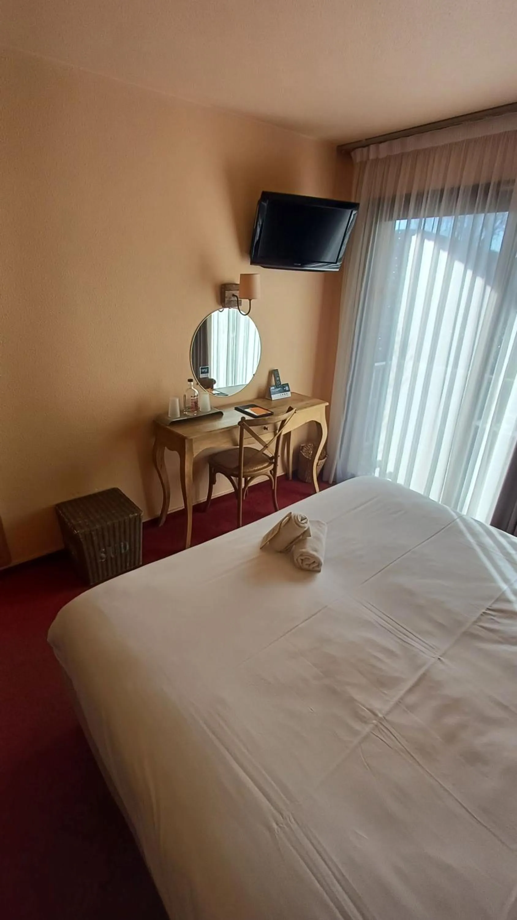 Photo of the whole room, Bed in Logis hotel Noemys Gradignan