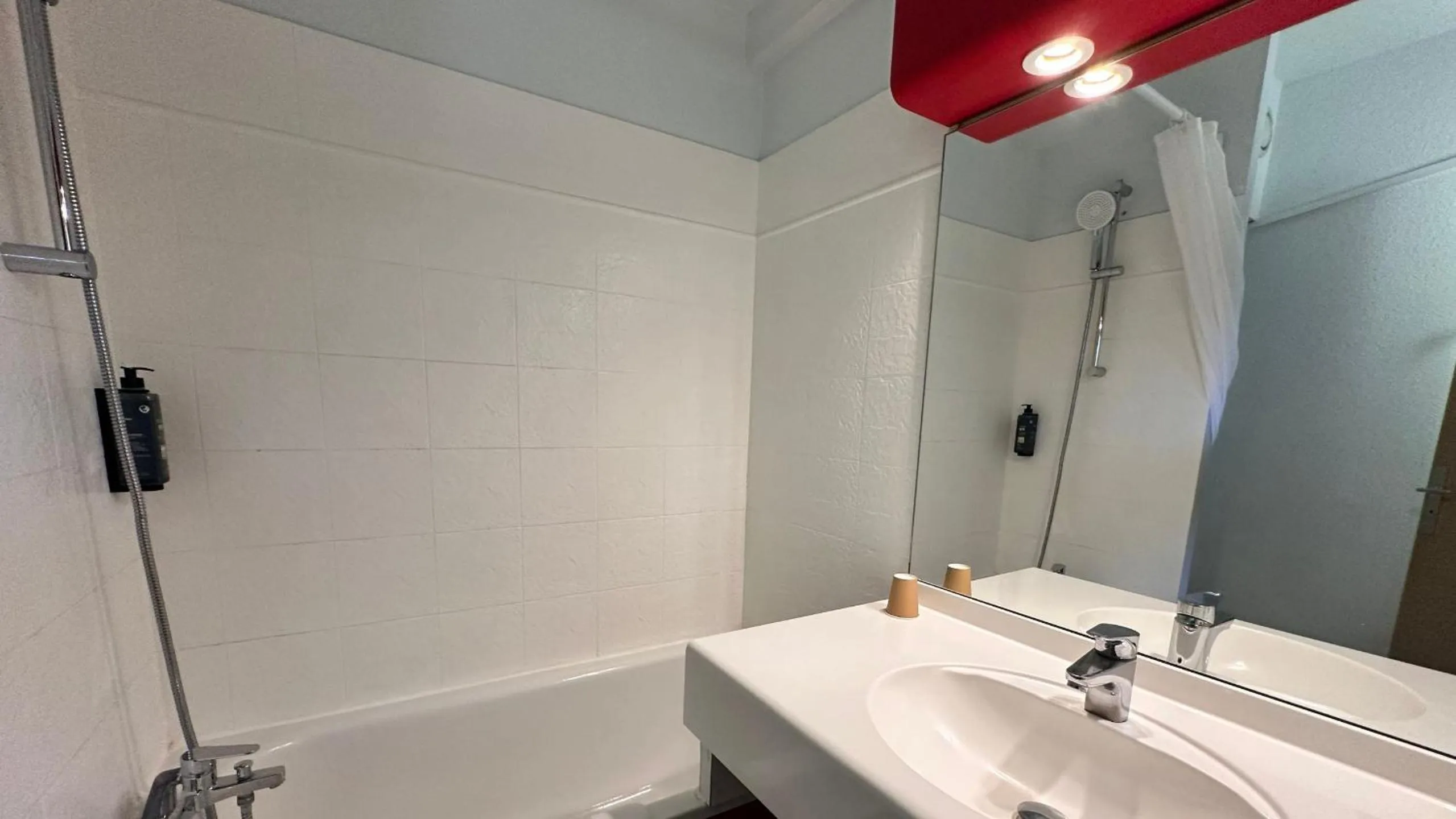 Bathroom in Logis hotel Noemys Gradignan