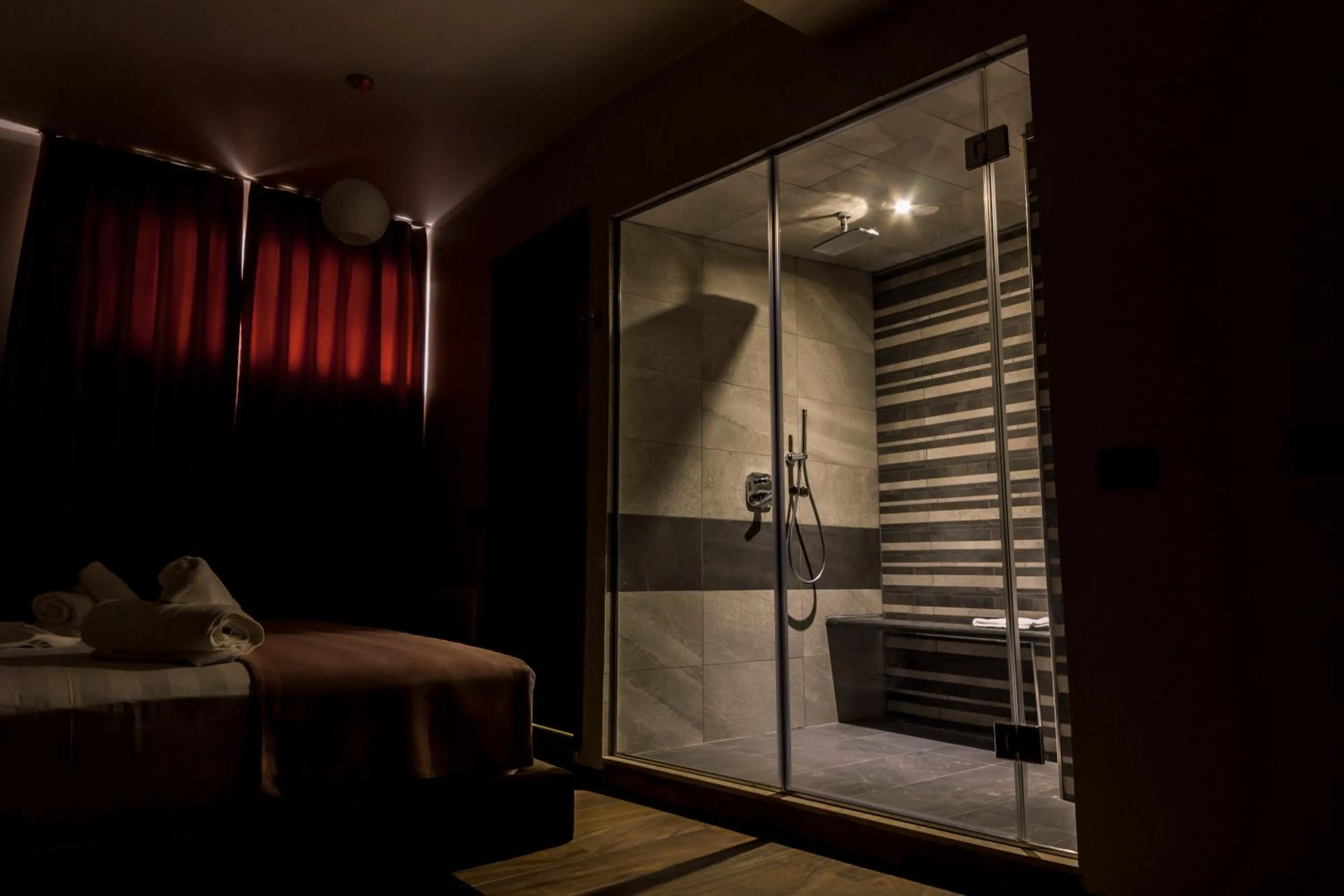 Shower, Bed in Hotel Pandora Residence