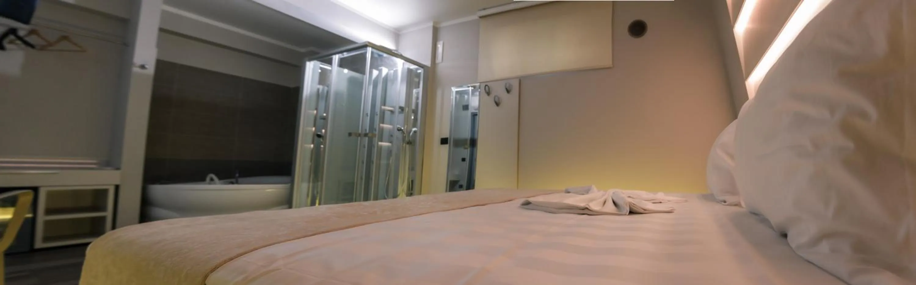 Large Double Room in Hotel Pandora Residence