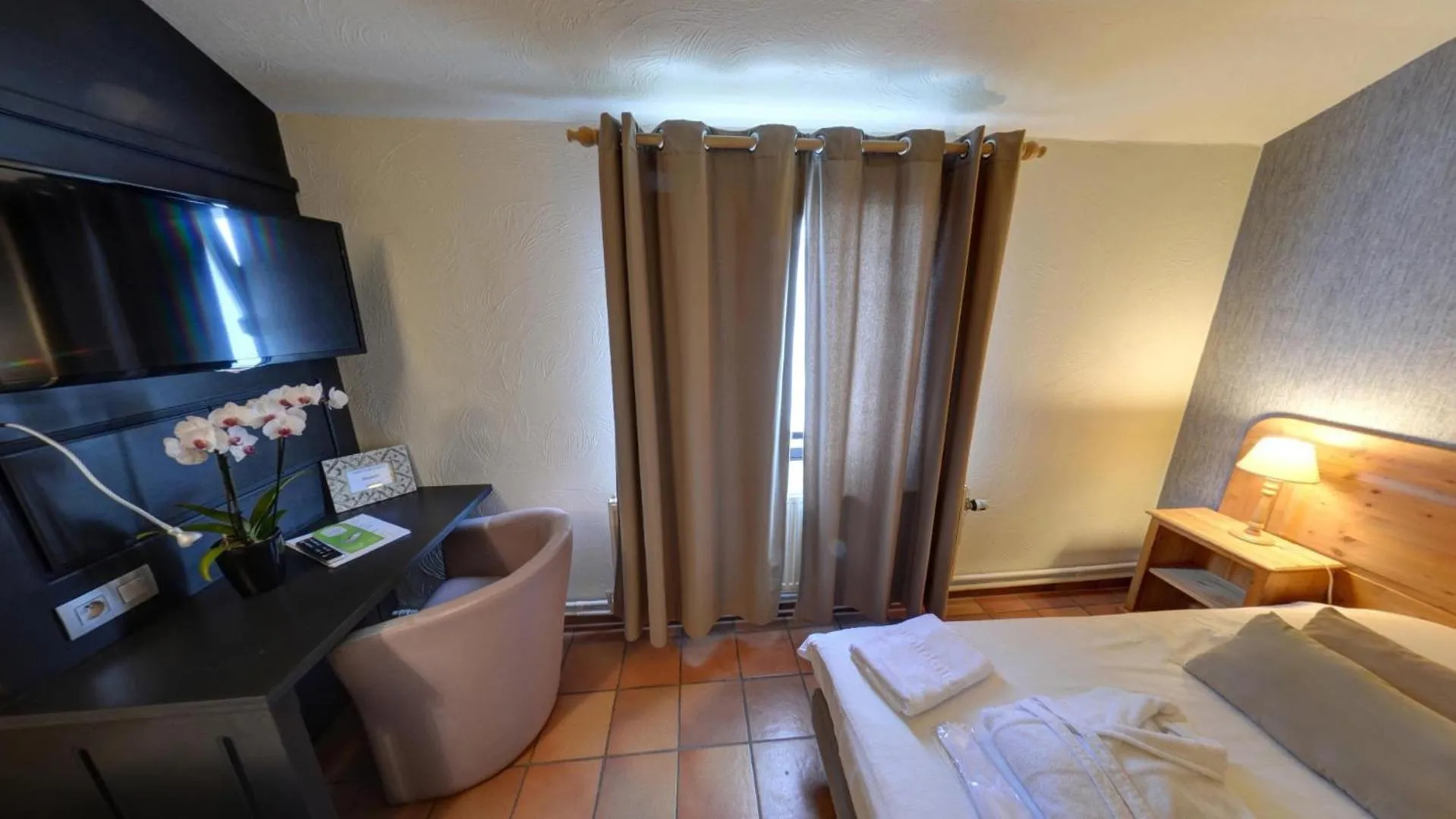 Photo of the whole room, Bed in Tropical Hotel
