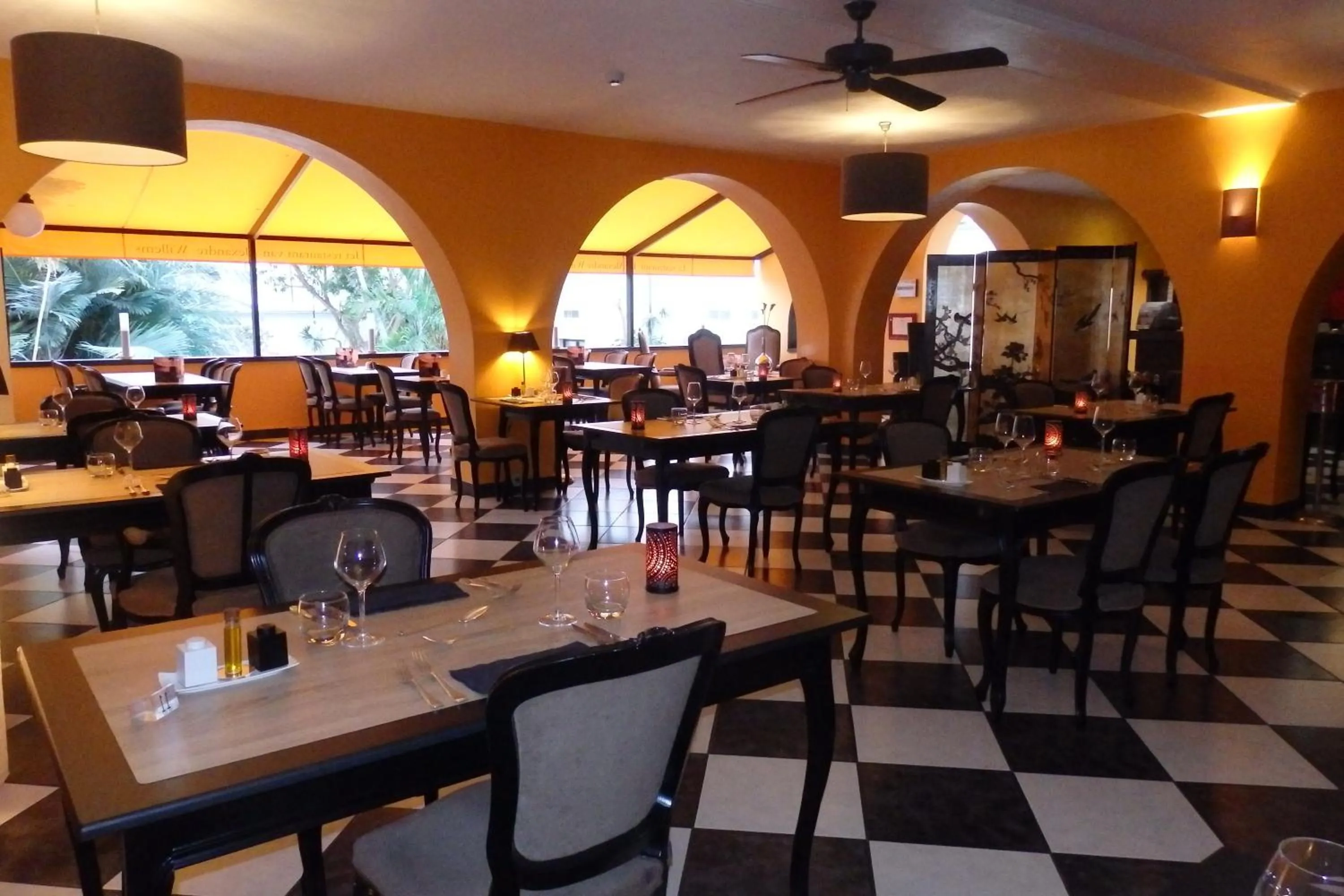 Restaurant/places to eat in Tropical Hotel