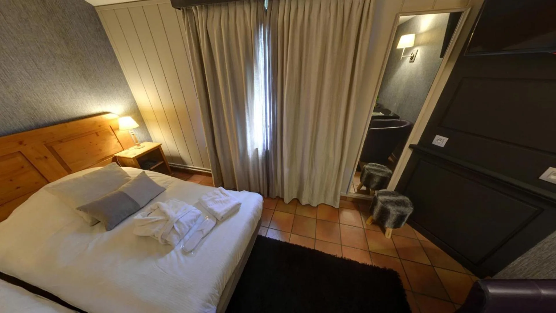Photo of the whole room, Bed in Tropical Hotel