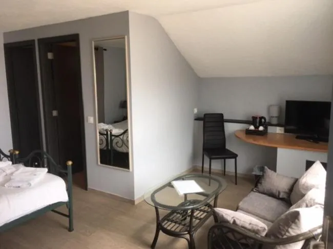 Living room, Bed in Tropical Hotel
