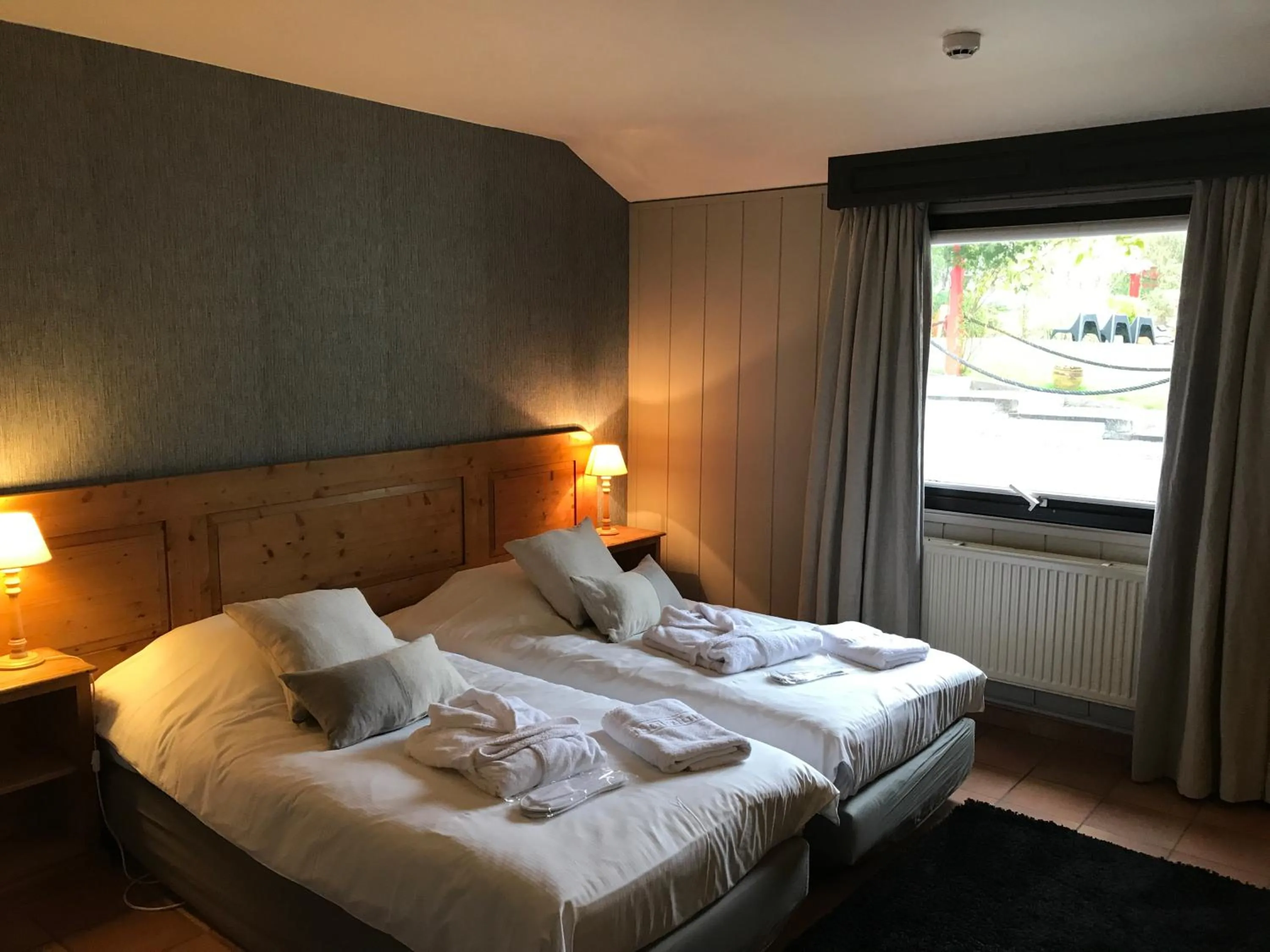 Bedroom, Bed in Tropical Hotel