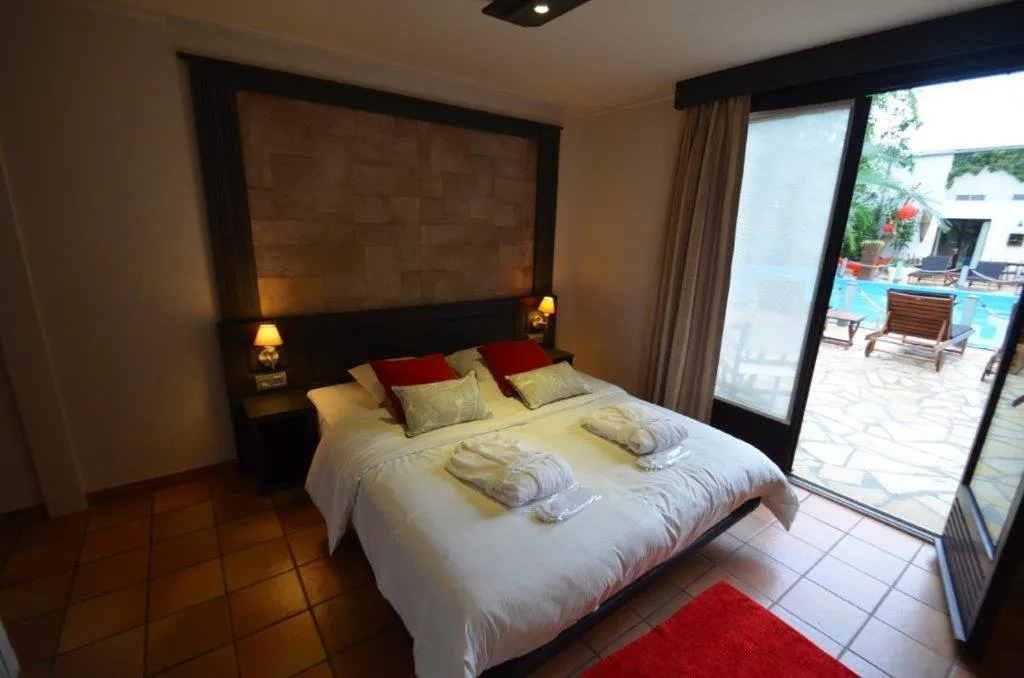 Photo of the whole room, Bed in Tropical Hotel