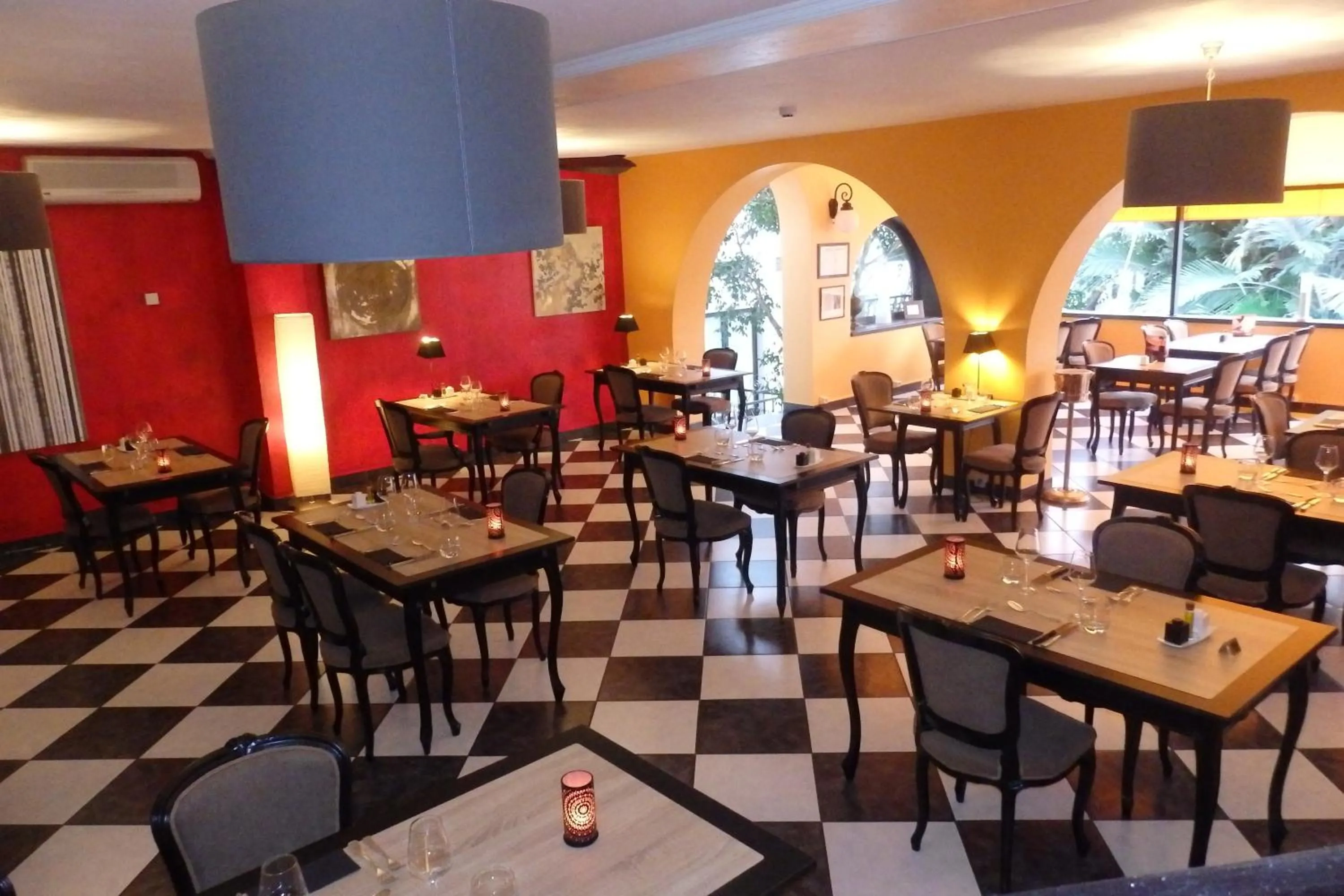 Restaurant/places to eat in Tropical Hotel