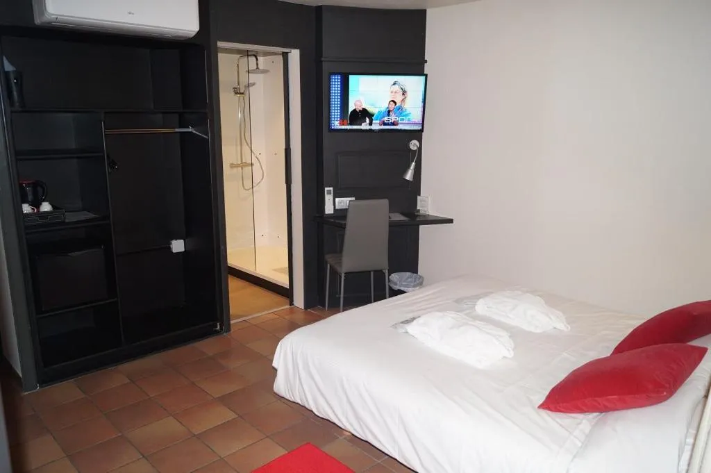Bedroom, Bed in Tropical Hotel