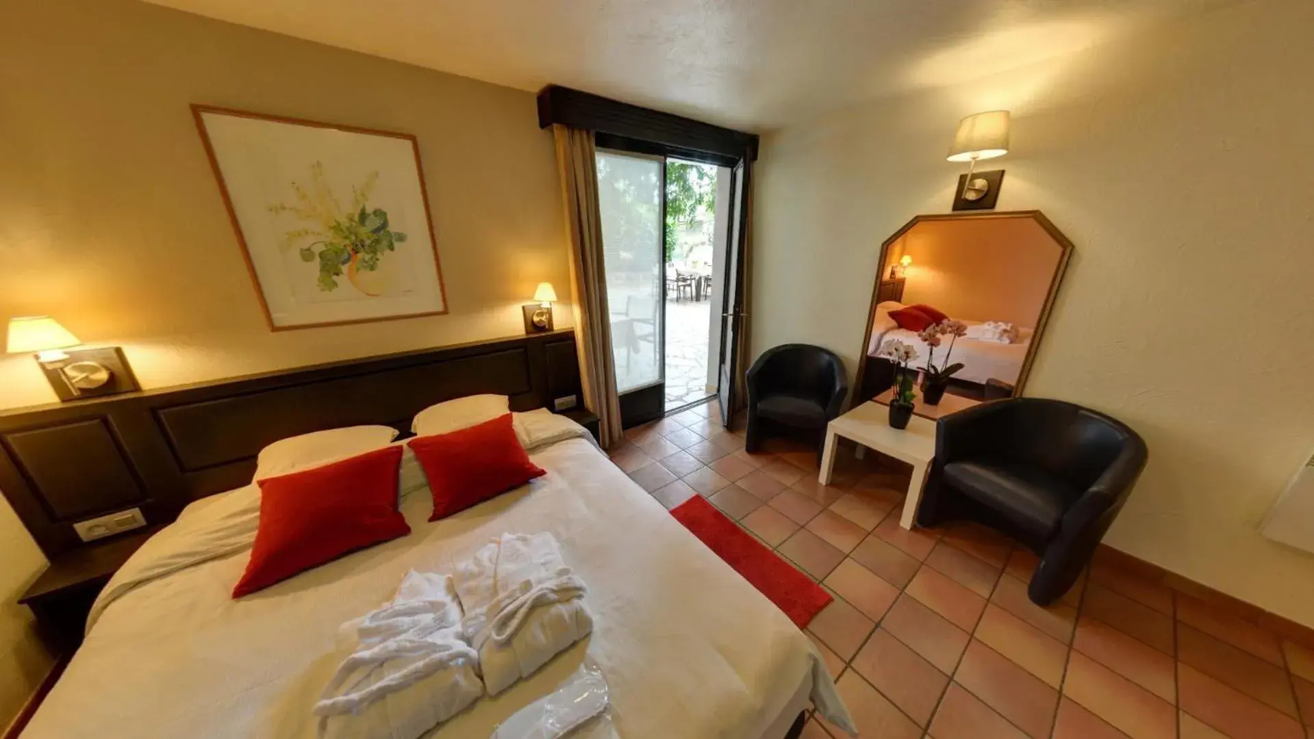 Double Room with Pool View in Tropical Hotel Double Room with Pool View in Tropical Hotel