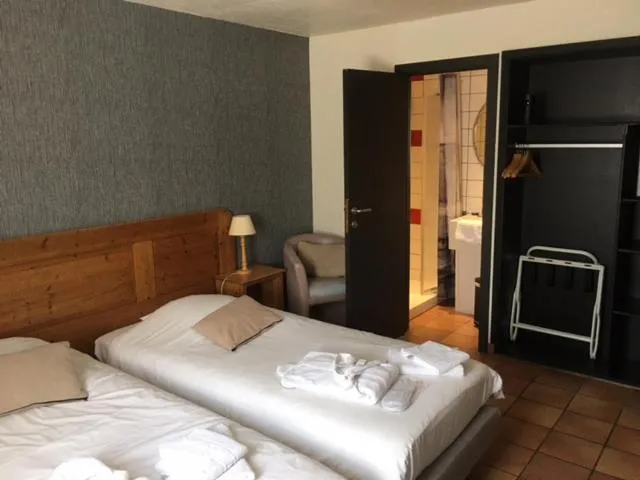 Photo of the whole room, Bed in Tropical Hotel