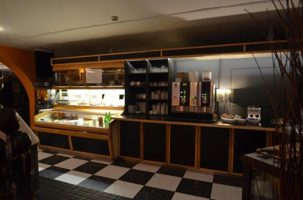 Restaurant/places to eat in Tropical Hotel