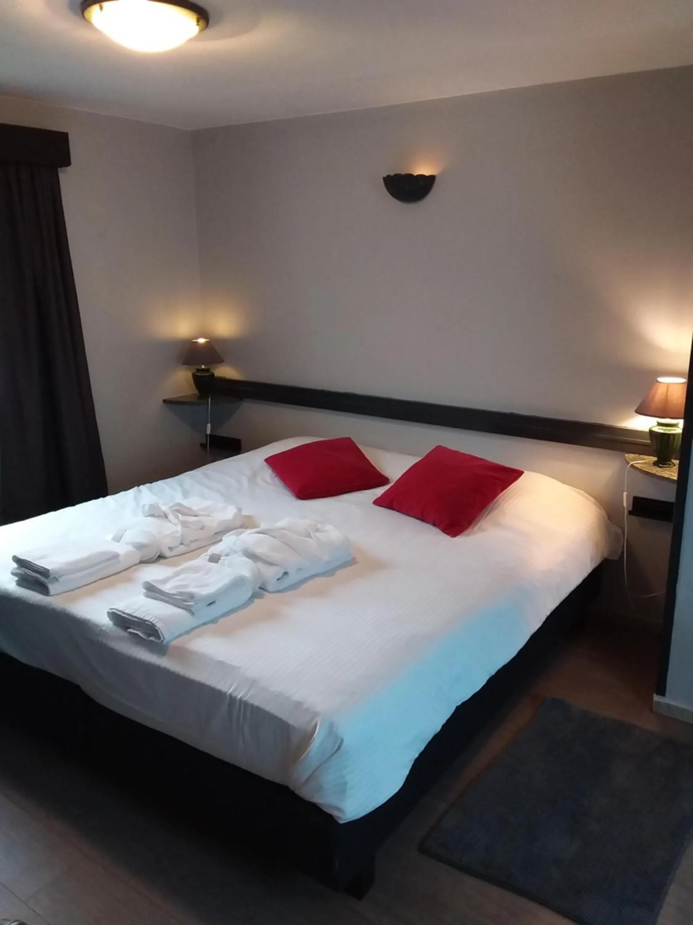 Bedroom, Bed in Tropical Hotel