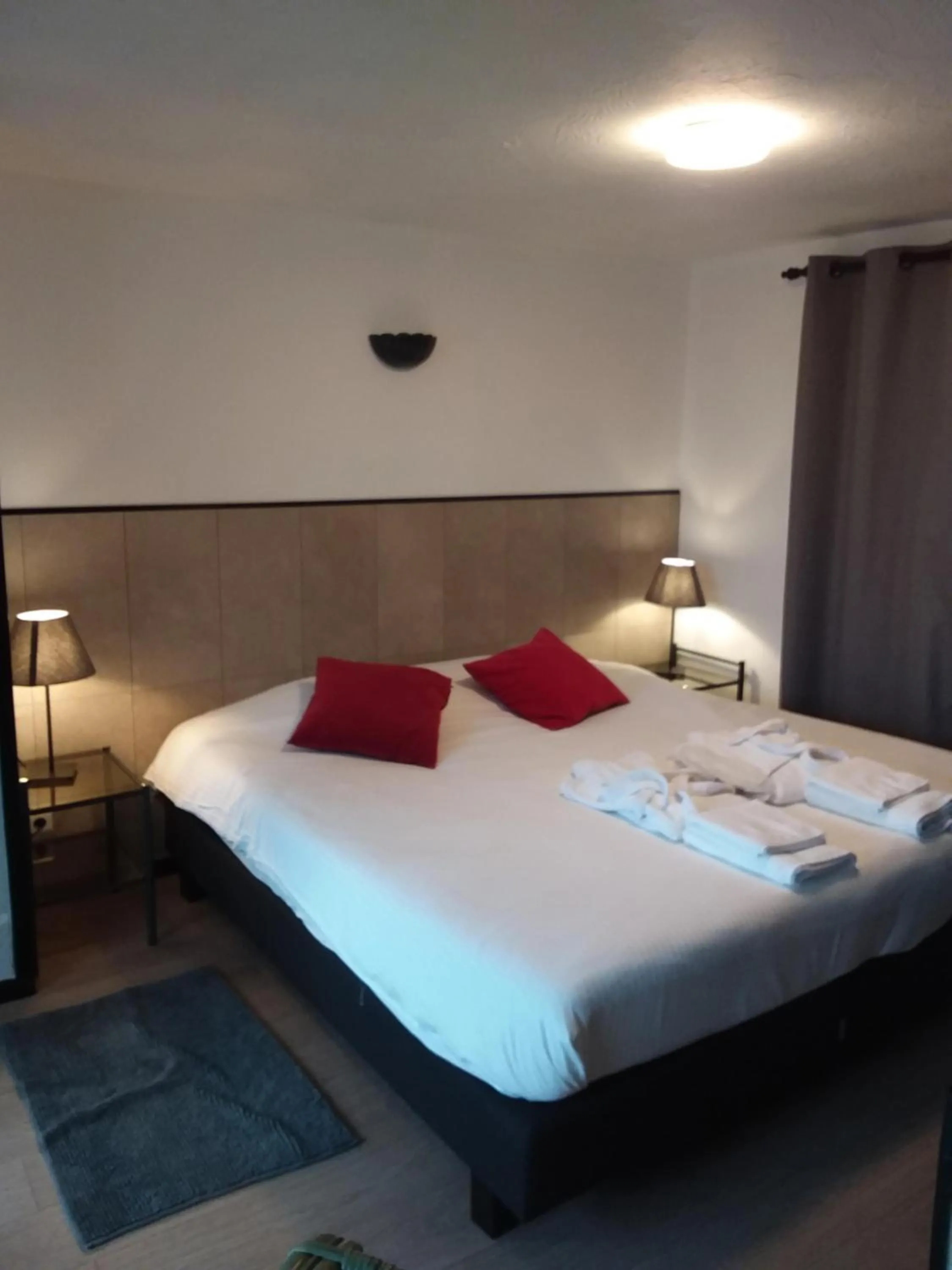 Bedroom, Bed in Tropical Hotel
