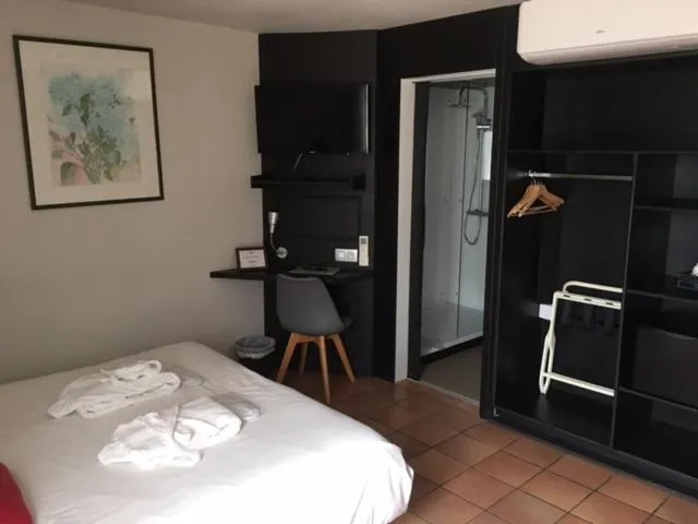 Bedroom, Bed in Tropical Hotel