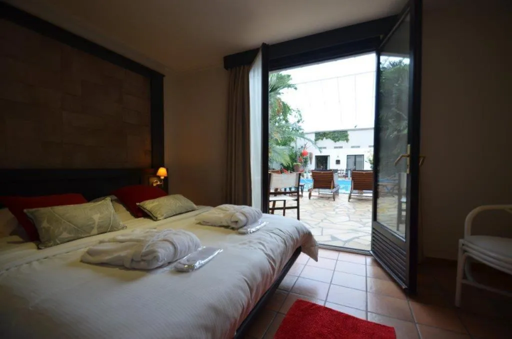 Bedroom, Bed in Tropical Hotel