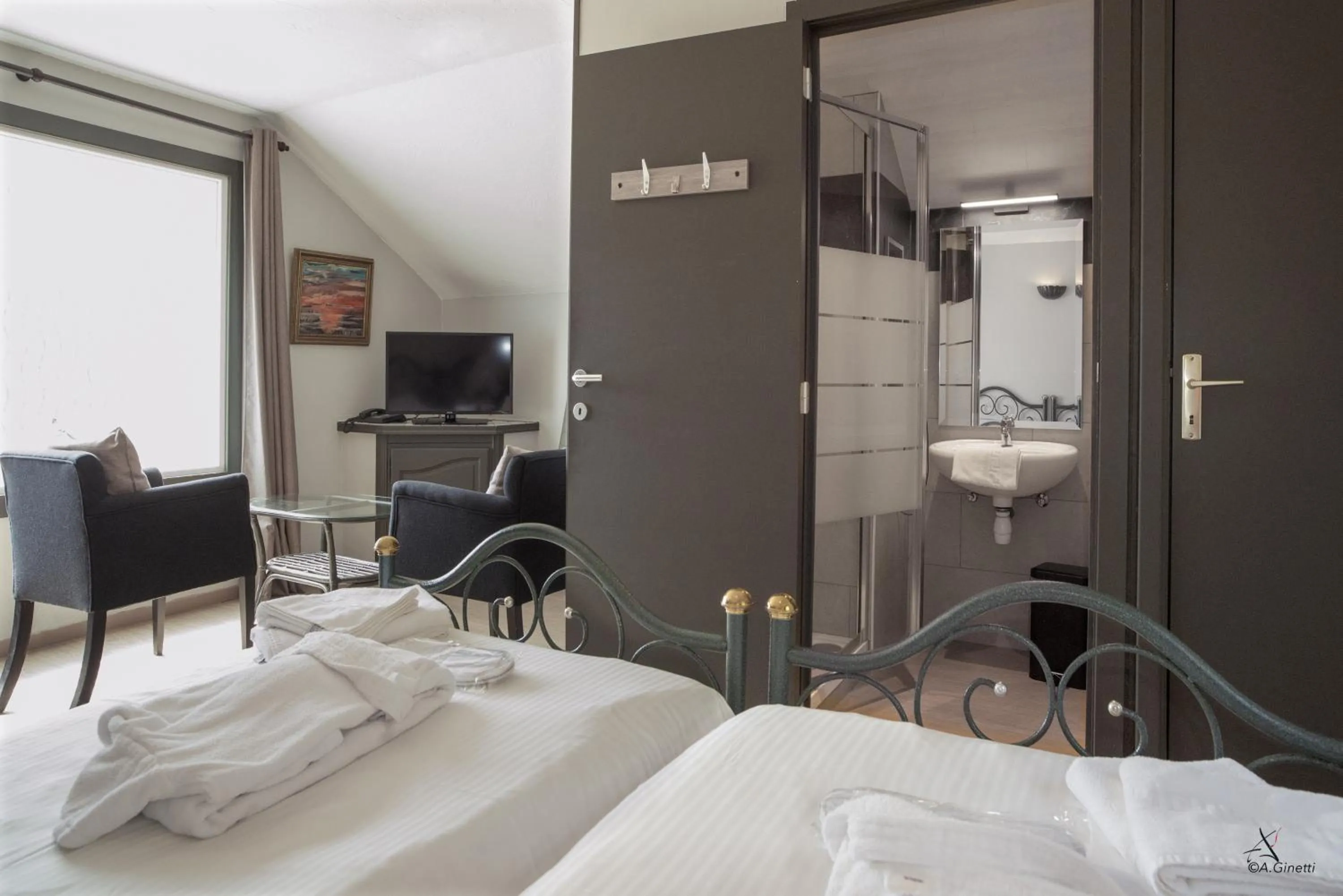 Photo of the whole room, Bed in Tropical Hotel