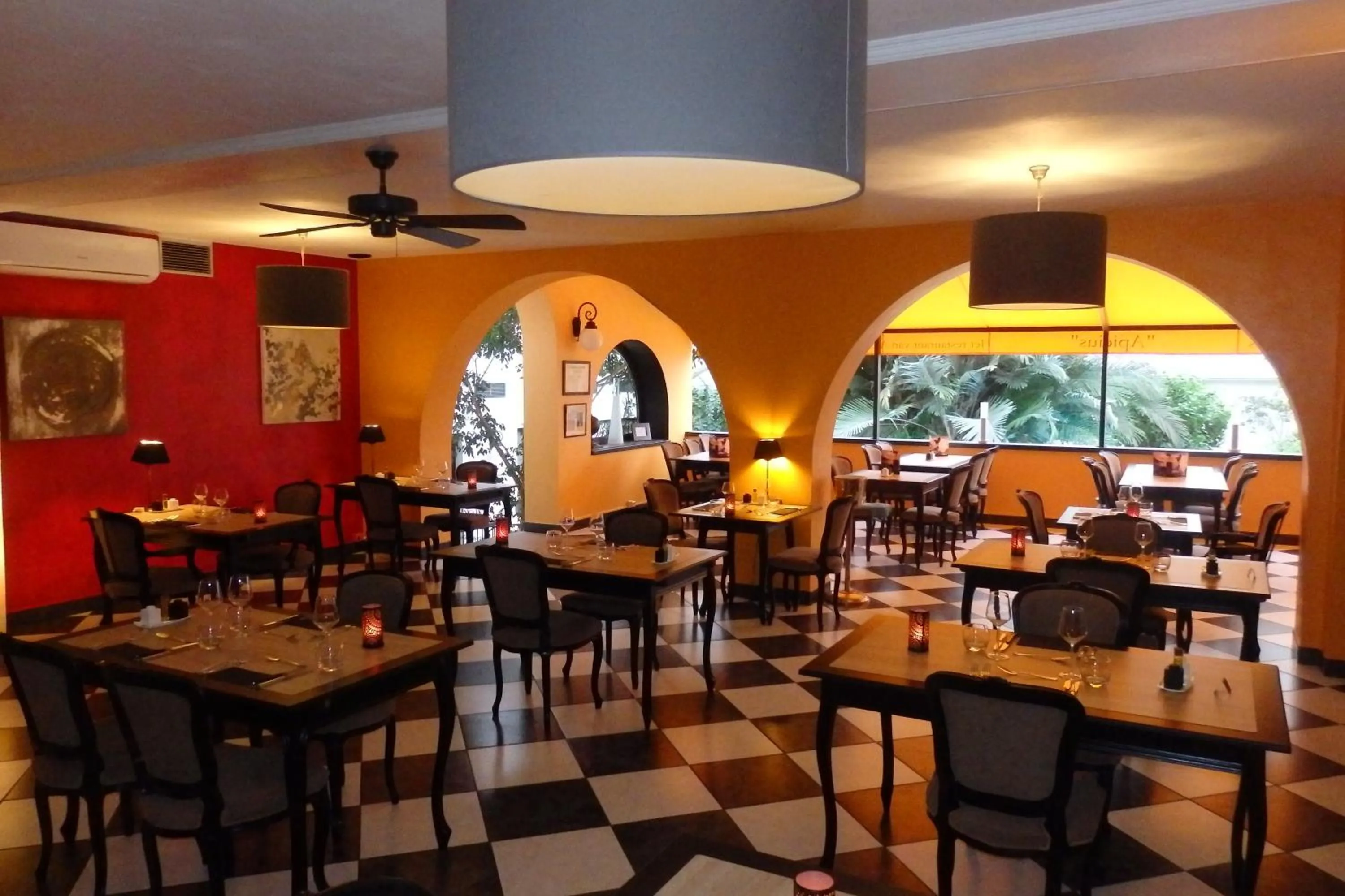 Restaurant/places to eat in Tropical Hotel